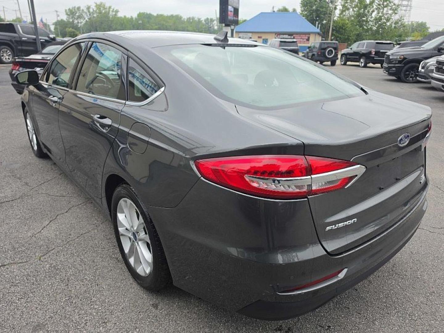 2019 GRAY /BLACK Ford Fusion SE (3FA6P0HD0KR) with an 1.5L L4 DOHC 16V engine, 6A transmission, located at 3304 Woodville Road, Northwood, OH, 43619, (419) 210-8019, 41.612694, -83.480743- Photo#2