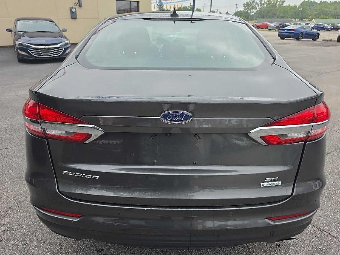 2019 GRAY /BLACK Ford Fusion SE (3FA6P0HD0KR) with an 1.5L L4 DOHC 16V engine, 6A transmission, located at 3304 Woodville Road, Northwood, OH, 43619, (419) 210-8019, 41.612694, -83.480743- Photo#3