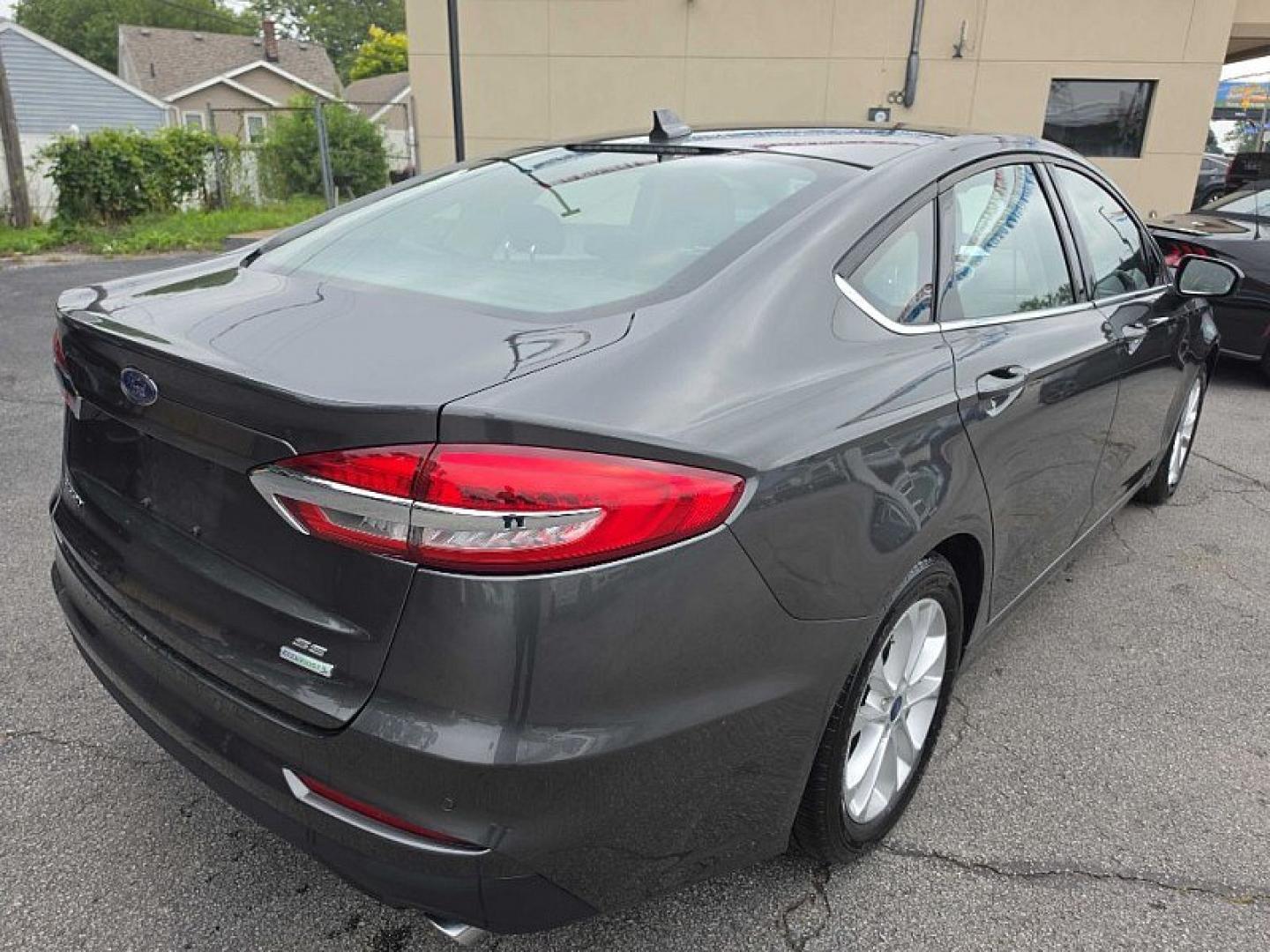2019 GRAY /BLACK Ford Fusion SE (3FA6P0HD0KR) with an 1.5L L4 DOHC 16V engine, 6A transmission, located at 3304 Woodville Road, Northwood, OH, 43619, (419) 210-8019, 41.612694, -83.480743- Photo#4