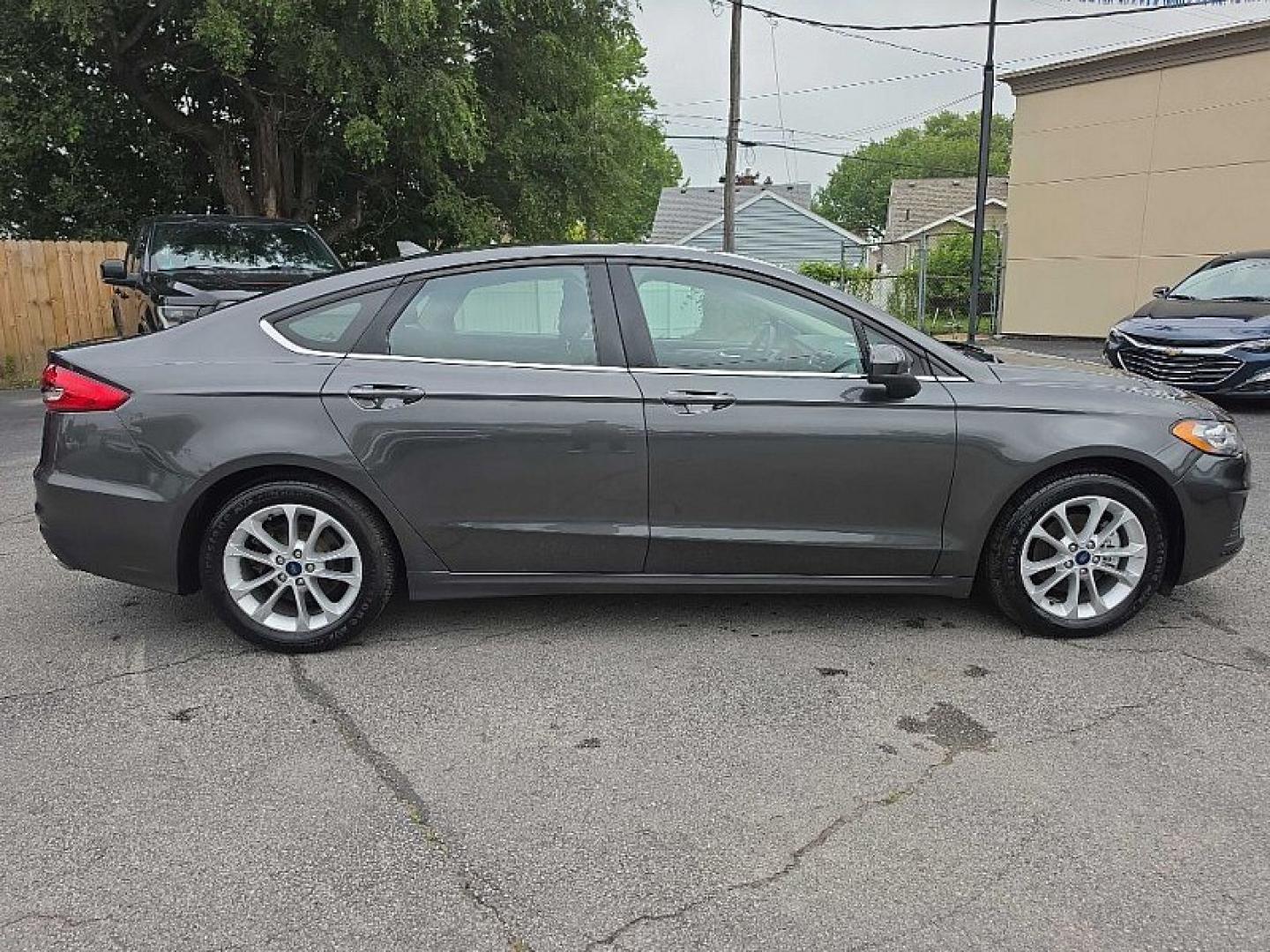 2019 GRAY /BLACK Ford Fusion SE (3FA6P0HD0KR) with an 1.5L L4 DOHC 16V engine, 6A transmission, located at 3304 Woodville Road, Northwood, OH, 43619, (419) 210-8019, 41.612694, -83.480743- Photo#5