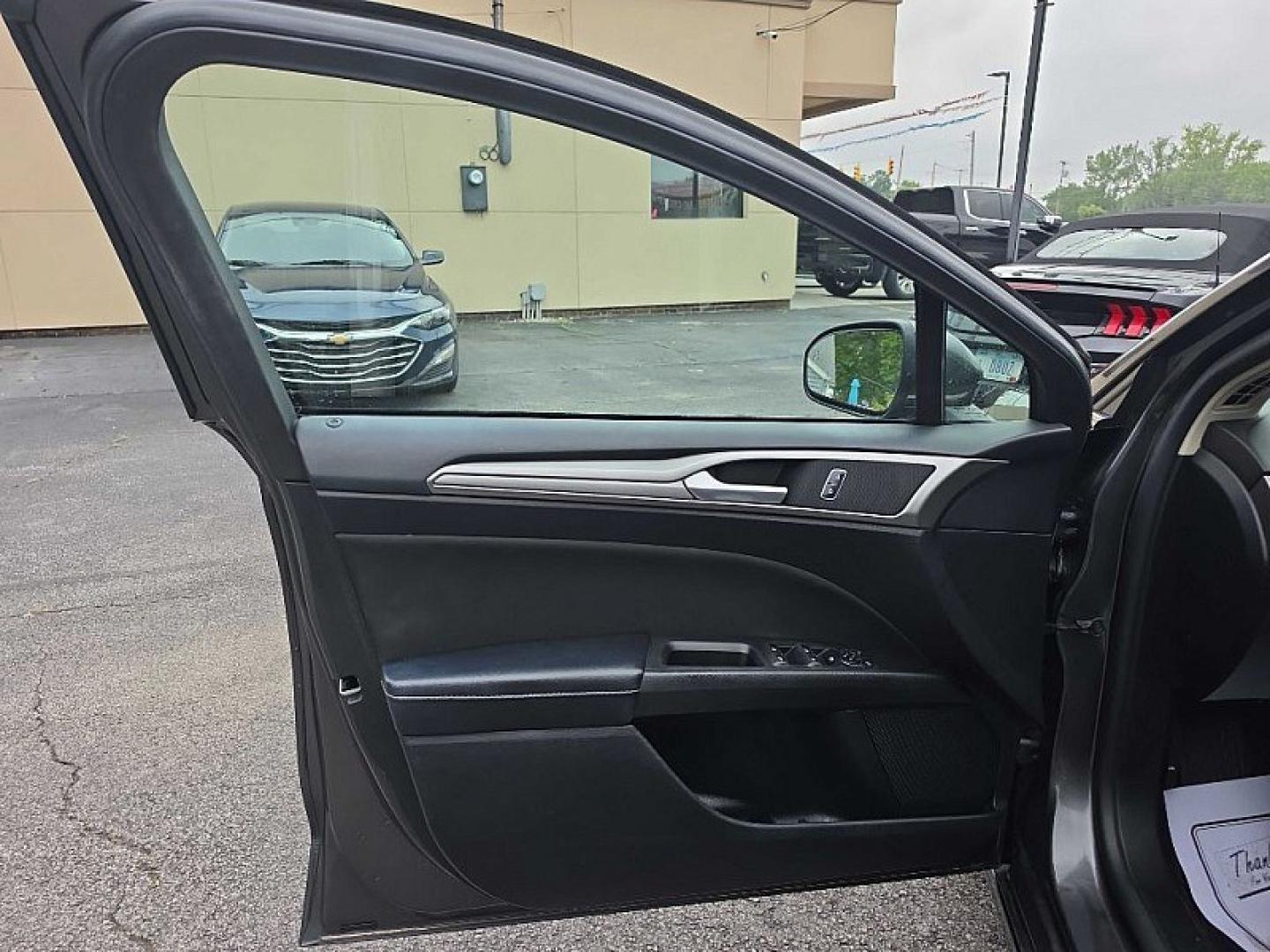 2019 GRAY /BLACK Ford Fusion SE (3FA6P0HD0KR) with an 1.5L L4 DOHC 16V engine, 6A transmission, located at 3304 Woodville Road, Northwood, OH, 43619, (419) 210-8019, 41.612694, -83.480743- Photo#8