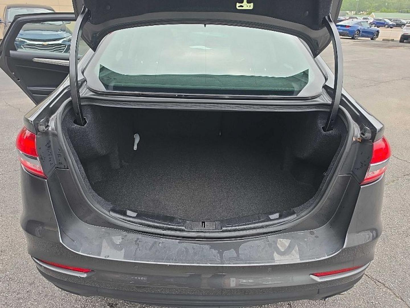 2019 GRAY /BLACK Ford Fusion SE (3FA6P0HD0KR) with an 1.5L L4 DOHC 16V engine, 6A transmission, located at 3304 Woodville Road, Northwood, OH, 43619, (419) 210-8019, 41.612694, -83.480743- Photo#12