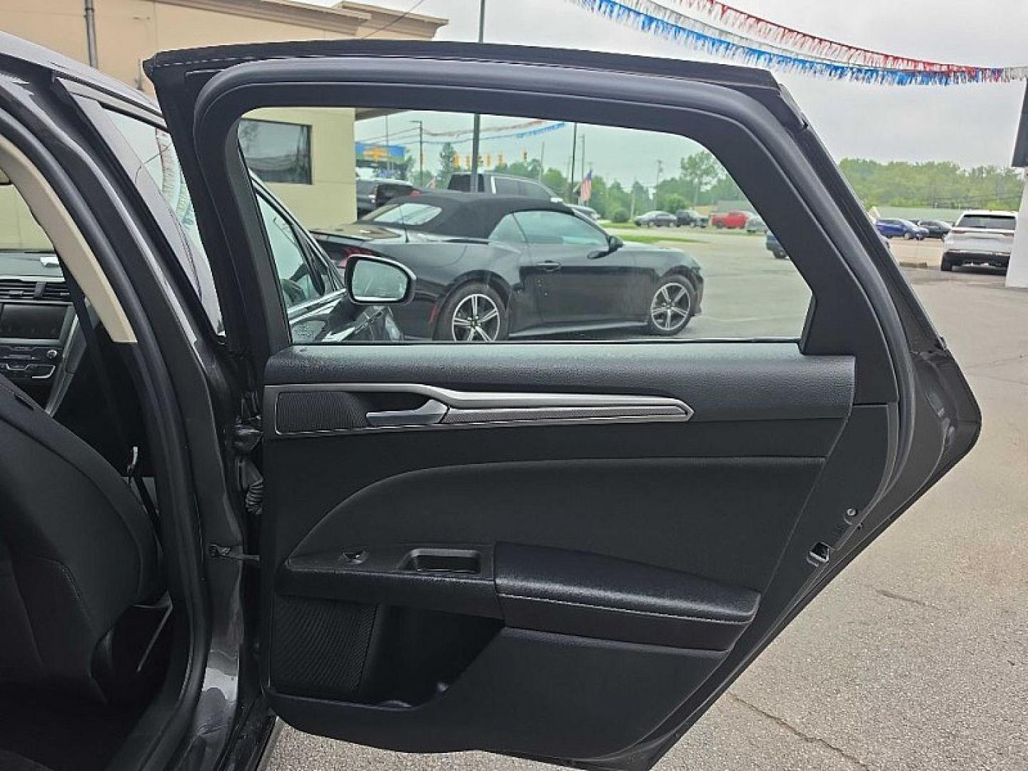 2019 GRAY /BLACK Ford Fusion SE (3FA6P0HD0KR) with an 1.5L L4 DOHC 16V engine, 6A transmission, located at 3304 Woodville Road, Northwood, OH, 43619, (419) 210-8019, 41.612694, -83.480743- Photo#13