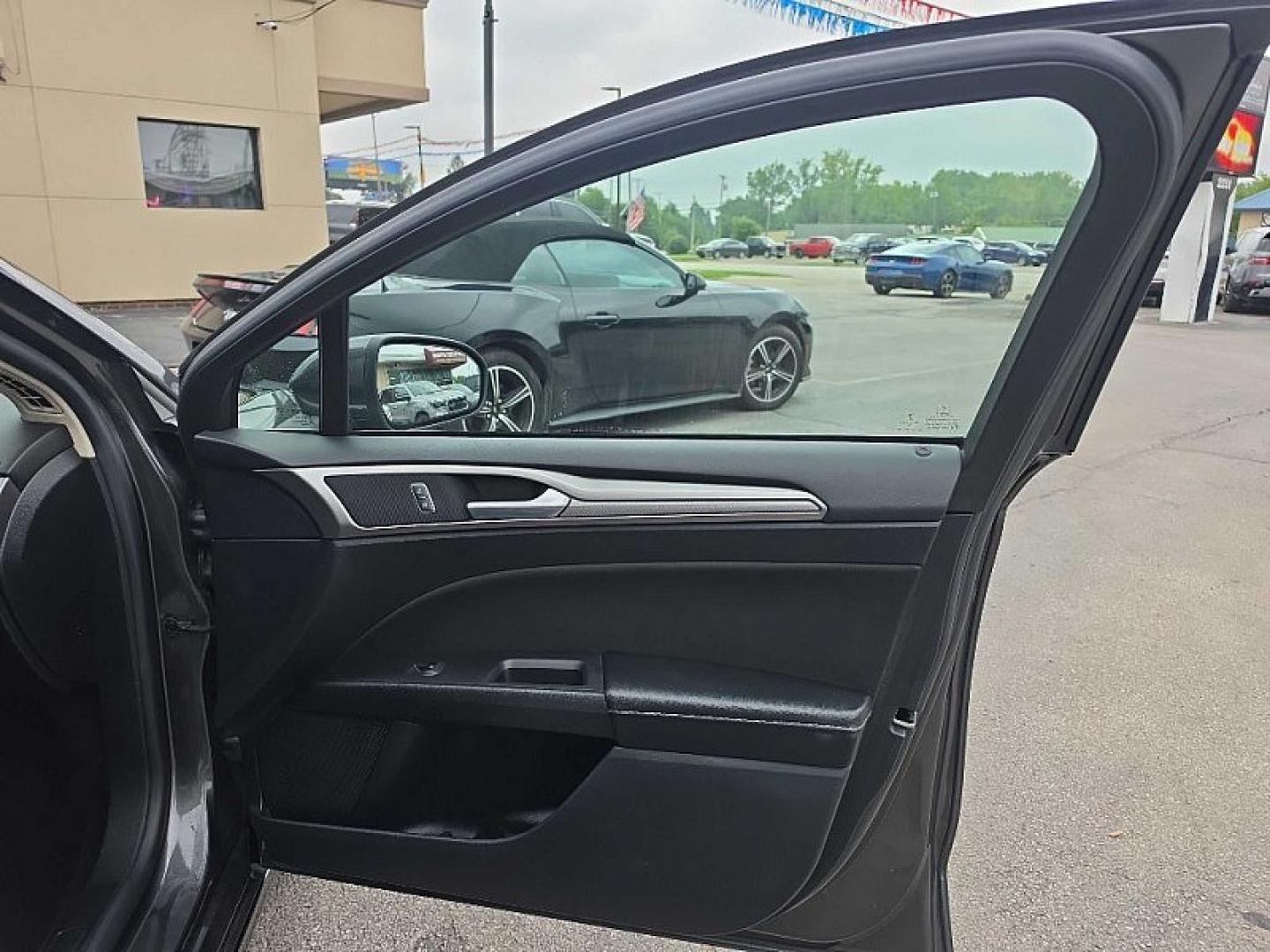 2019 GRAY /BLACK Ford Fusion SE (3FA6P0HD0KR) with an 1.5L L4 DOHC 16V engine, 6A transmission, located at 3304 Woodville Road, Northwood, OH, 43619, (419) 210-8019, 41.612694, -83.480743- Photo#15