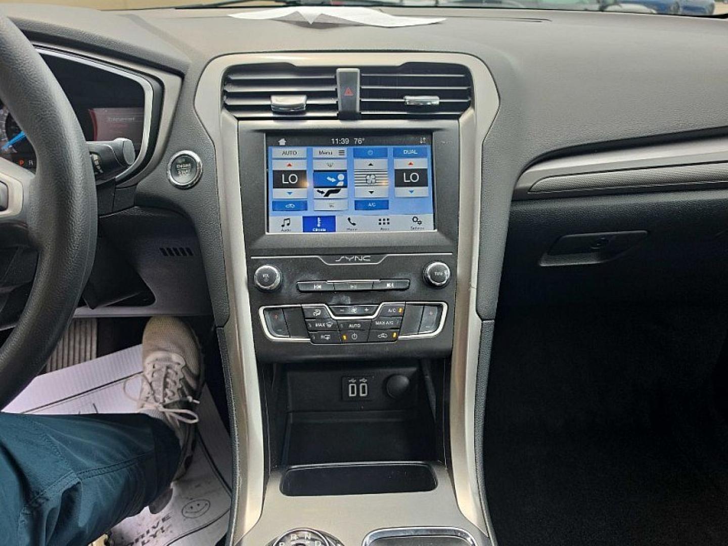 2019 GRAY /BLACK Ford Fusion SE (3FA6P0HD0KR) with an 1.5L L4 DOHC 16V engine, 6A transmission, located at 3304 Woodville Road, Northwood, OH, 43619, (419) 210-8019, 41.612694, -83.480743- Photo#20
