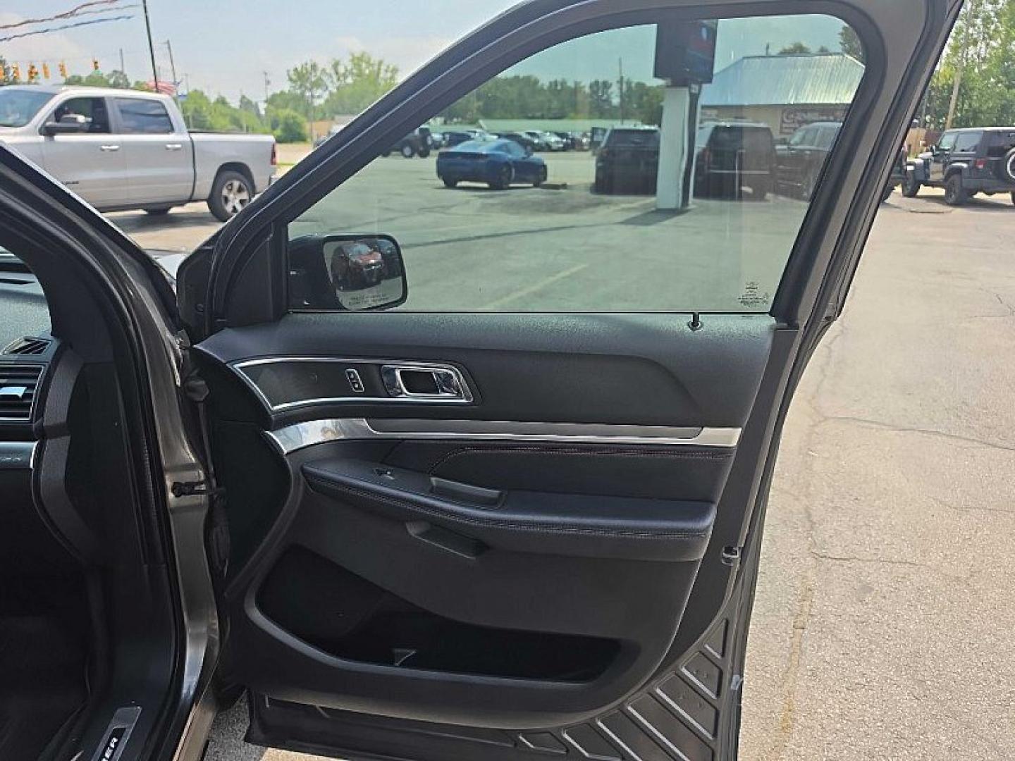 2018 GRAY /BLACK Ford Explorer Sport 4WD (1FM5K8GT5JG) with an 3.5L V6 DOHC 24V engine, 6A transmission, located at 3304 Woodville Road, Northwood, OH, 43619, (419) 210-8019, 41.612694, -83.480743 - Your #1 Destination for Auto Loans and mdash;No Matter Your Credit!At our dealership, we believe everyone deserves the opportunity to drive their dream car and mdash;whether you have good credit, bad credit, or no credit at all. With a wide selection of hundreds of cars, trucks, and SUVs, you'll fin- Photo#17