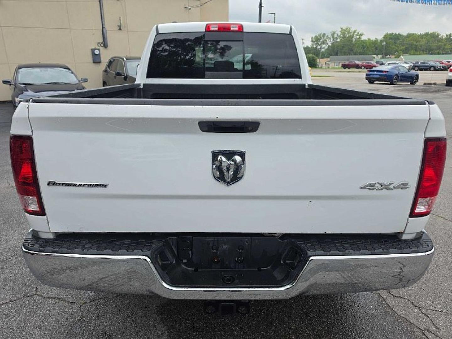 2015 WHITE /GRAY RAM 1500 SLT Quad Cab 4WD (1C6RR7GT7FS) with an 5.7L V8 OHV 16V engine, 6-Speed Automatic transmission, located at 3304 Woodville Road, Northwood, OH, 43619, (419) 210-8019, 41.612694, -83.480743 - Your #1 Destination for Auto Loans and mdash;No Matter Your Credit!At our dealership, we believe everyone deserves the opportunity to drive their dream car and mdash;whether you have good credit, bad credit, or no credit at all. With a wide selection of hundreds of cars, trucks, and SUVs, you'll fin- Photo#3