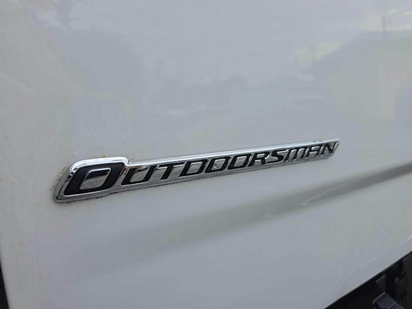 2015 WHITE /GRAY RAM 1500 SLT Quad Cab 4WD (1C6RR7GT7FS) with an 5.7L V8 OHV 16V engine, 6-Speed Automatic transmission, located at 3304 Woodville Road, Northwood, OH, 43619, (419) 210-8019, 41.612694, -83.480743 - Your #1 Destination for Auto Loans and mdash;No Matter Your Credit!At our dealership, we believe everyone deserves the opportunity to drive their dream car and mdash;whether you have good credit, bad credit, or no credit at all. With a wide selection of hundreds of cars, trucks, and SUVs, you'll fin- Photo#13