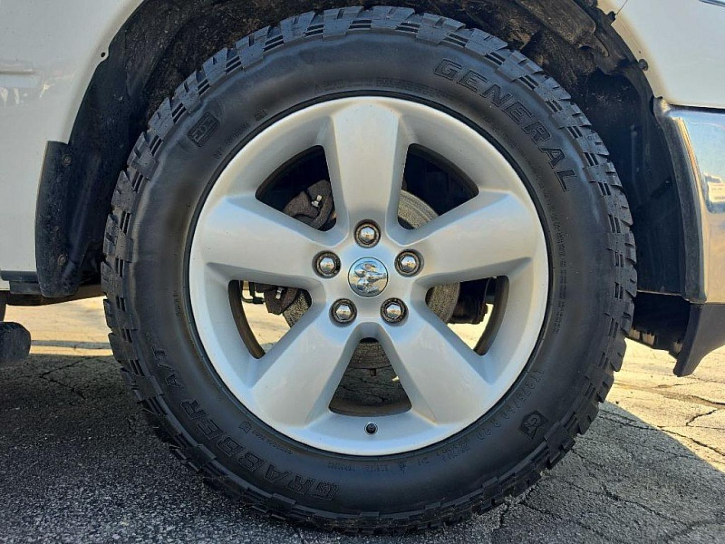 2019 WHITE /GRAY RAM 1500 SLT Crew Cab LWB 4WD (1C6RR7TM0KS) with an 3.0L V6 DOHC 24V DIESEL engine, 8A transmission, located at 3304 Woodville Road, Northwood, OH, 43619, (419) 210-8019, 41.612694, -83.480743 - Your #1 Destination for Auto Loans and mdash;No Matter Your Credit!At our dealership, we believe everyone deserves the opportunity to drive their dream car and mdash;whether you have good credit, bad credit, or no credit at all. With a wide selection of hundreds of cars, trucks, and SUVs, you'll fin- Photo#17