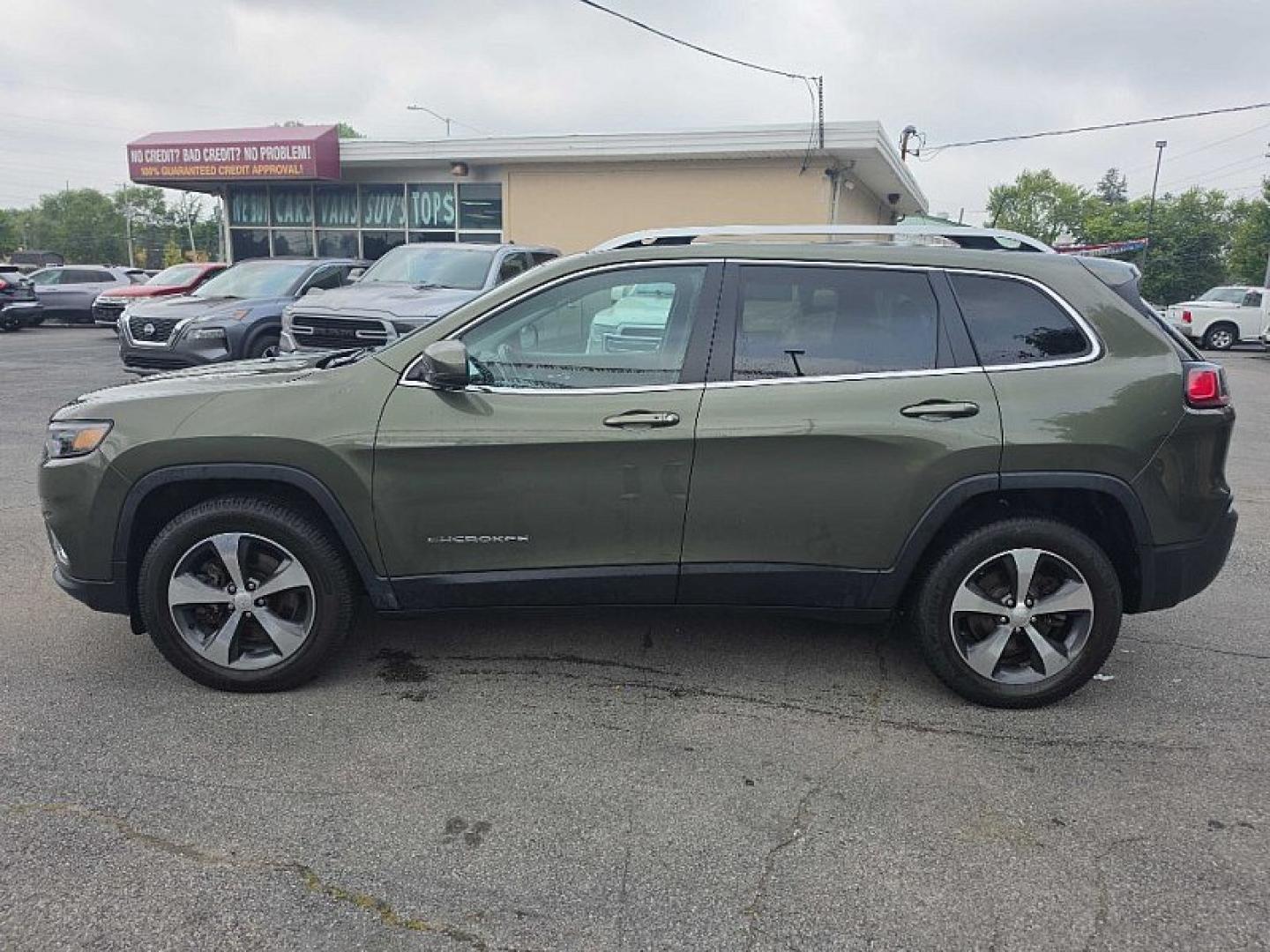 2019 GREEN /BLACK Jeep Cherokee Limited 4WD (1C4PJMDN3KD) with an 2.0L L4 DOHC 16V TURBO engine, 9A transmission, located at 3304 Woodville Road, Northwood, OH, 43619, (419) 210-8019, 41.612694, -83.480743 - Your #1 Destination for Auto Loans and mdash;No Matter Your Credit!At our dealership, we believe everyone deserves the opportunity to drive their dream car and mdash;whether you have good credit, bad credit, or no credit at all. With a wide selection of hundreds of cars, trucks, and SUVs, you'll fin- Photo#1