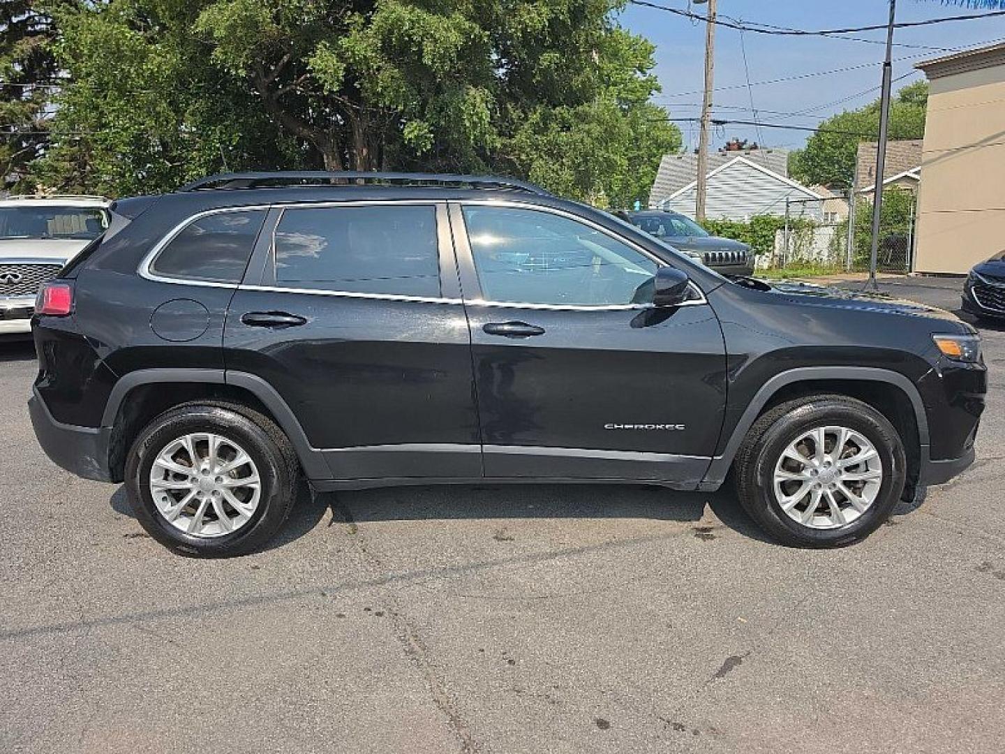 2022 BLACK /BLACK Jeep Cherokee Latitude 4WD (1C4PJMCX0ND) with an 3.2L V6 DOHC 24V engine, 9A transmission, located at 3304 Woodville Road, Northwood, OH, 43619, (419) 210-8019, 41.612694, -83.480743- Photo#5