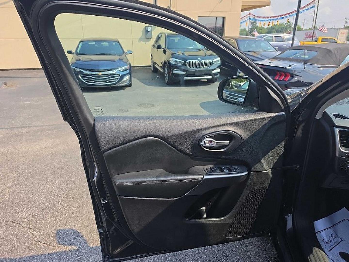 2022 BLACK /BLACK Jeep Cherokee Latitude 4WD (1C4PJMCX0ND) with an 3.2L V6 DOHC 24V engine, 9A transmission, located at 3304 Woodville Road, Northwood, OH, 43619, (419) 210-8019, 41.612694, -83.480743- Photo#8