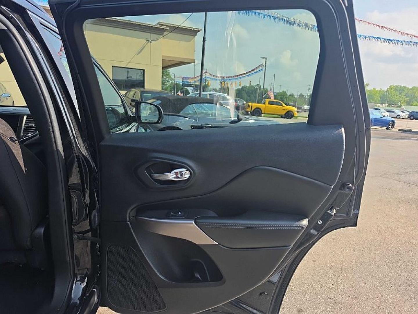 2022 BLACK /BLACK Jeep Cherokee Latitude 4WD (1C4PJMCX0ND) with an 3.2L V6 DOHC 24V engine, 9A transmission, located at 3304 Woodville Road, Northwood, OH, 43619, (419) 210-8019, 41.612694, -83.480743- Photo#13