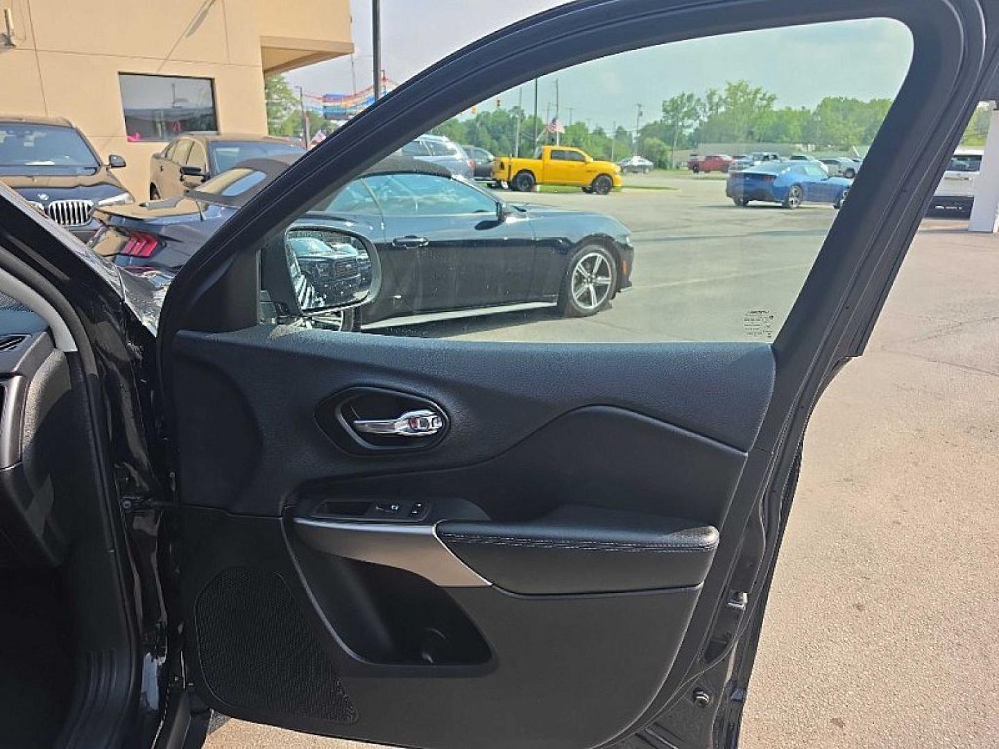 2022 BLACK /BLACK Jeep Cherokee Latitude 4WD (1C4PJMCX0ND) with an 3.2L V6 DOHC 24V engine, 9A transmission, located at 3304 Woodville Road, Northwood, OH, 43619, (419) 210-8019, 41.612694, -83.480743- Photo#15