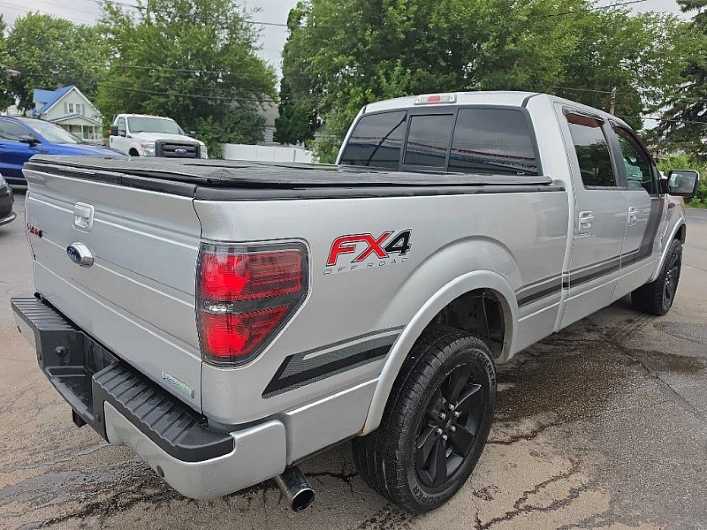 2014 SILVER /BLACK Ford F-150 FX4 SuperCrew 5.5-ft. Bed 4WD (1FTFW1ET3EF) with an 3.5L V6 TURBO engine, 6A transmission, located at 3304 Woodville Road, Northwood, OH, 43619, (419) 210-8019, 41.612694, -83.480743 - Your #1 Destination for Auto Loans and mdash;No Matter Your Credit!At our dealership, we believe everyone deserves the opportunity to drive their dream car and mdash;whether you have good credit, bad credit, or no credit at all. With a wide selection of hundreds of cars, trucks, and SUVs, you'll fin- Photo#4