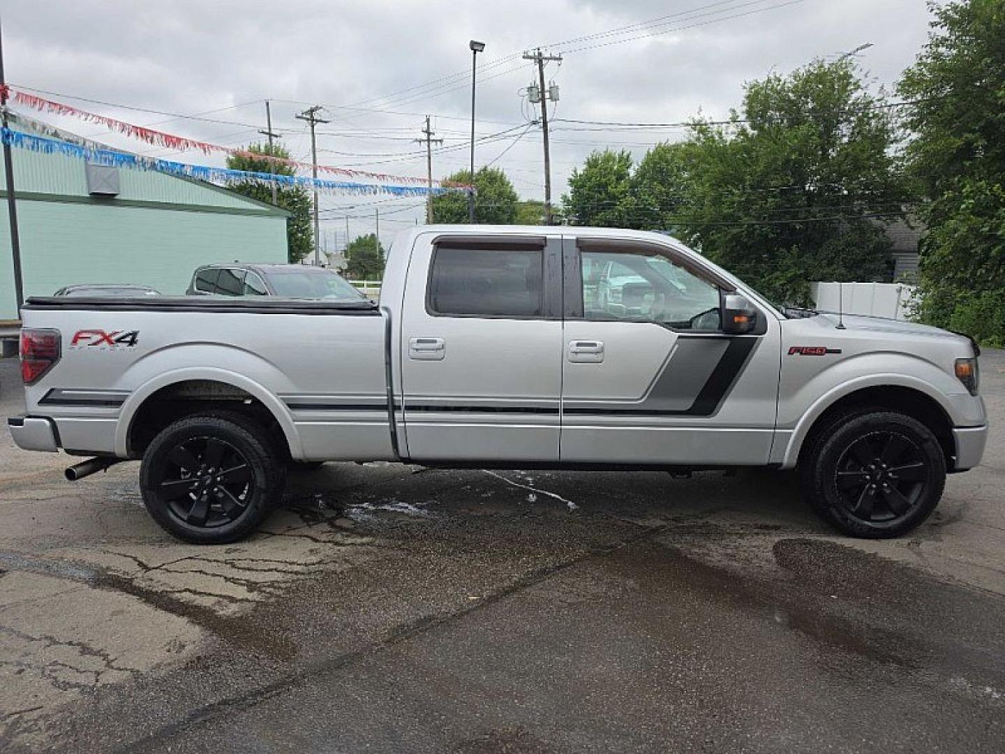 2014 SILVER /BLACK Ford F-150 FX4 SuperCrew 5.5-ft. Bed 4WD (1FTFW1ET3EF) with an 3.5L V6 TURBO engine, 6A transmission, located at 3304 Woodville Road, Northwood, OH, 43619, (419) 210-8019, 41.612694, -83.480743 - Your #1 Destination for Auto Loans and mdash;No Matter Your Credit!At our dealership, we believe everyone deserves the opportunity to drive their dream car and mdash;whether you have good credit, bad credit, or no credit at all. With a wide selection of hundreds of cars, trucks, and SUVs, you'll fin- Photo#5