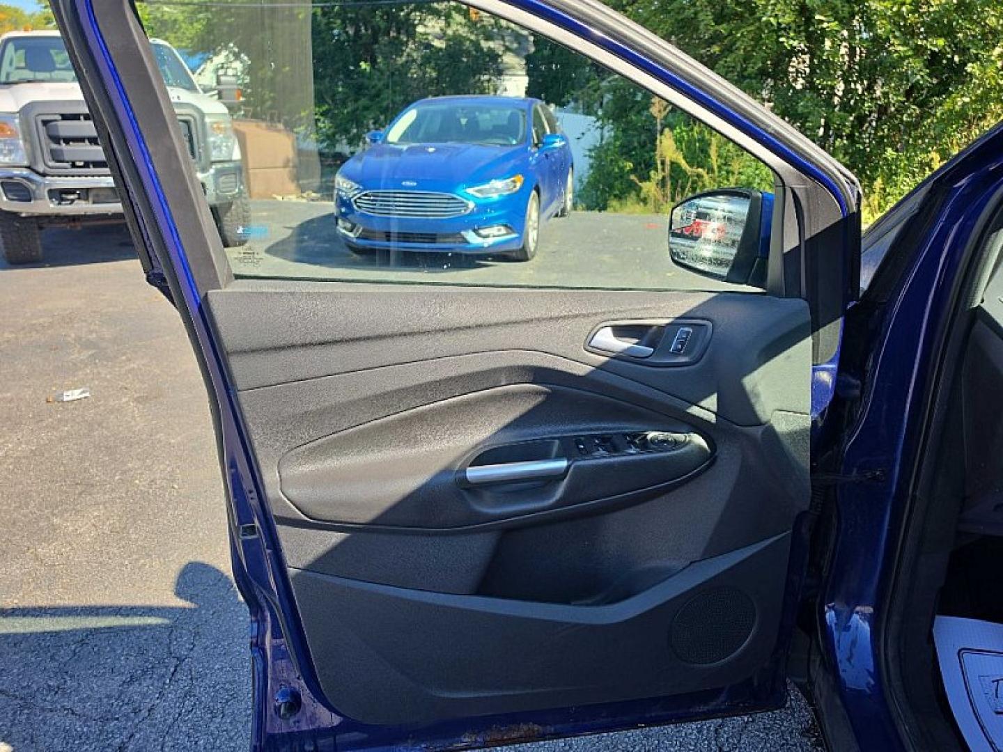 2016 BLUE /BLACK Ford Escape SE 4WD (1FMCU9GX2GU) with an 1.6L L4 DOHC 16V engine, 6A transmission, located at 3304 Woodville Road, Northwood, OH, 43619, (419) 210-8019, 41.612694, -83.480743 - Your #1 Destination for Auto Loans and mdash;No Matter Your Credit!At our dealership, we believe everyone deserves the opportunity to drive their dream car and mdash;whether you have good credit, bad credit, or no credit at all. With a wide selection of hundreds of cars, trucks, and SUVs, you'll fin- Photo#8