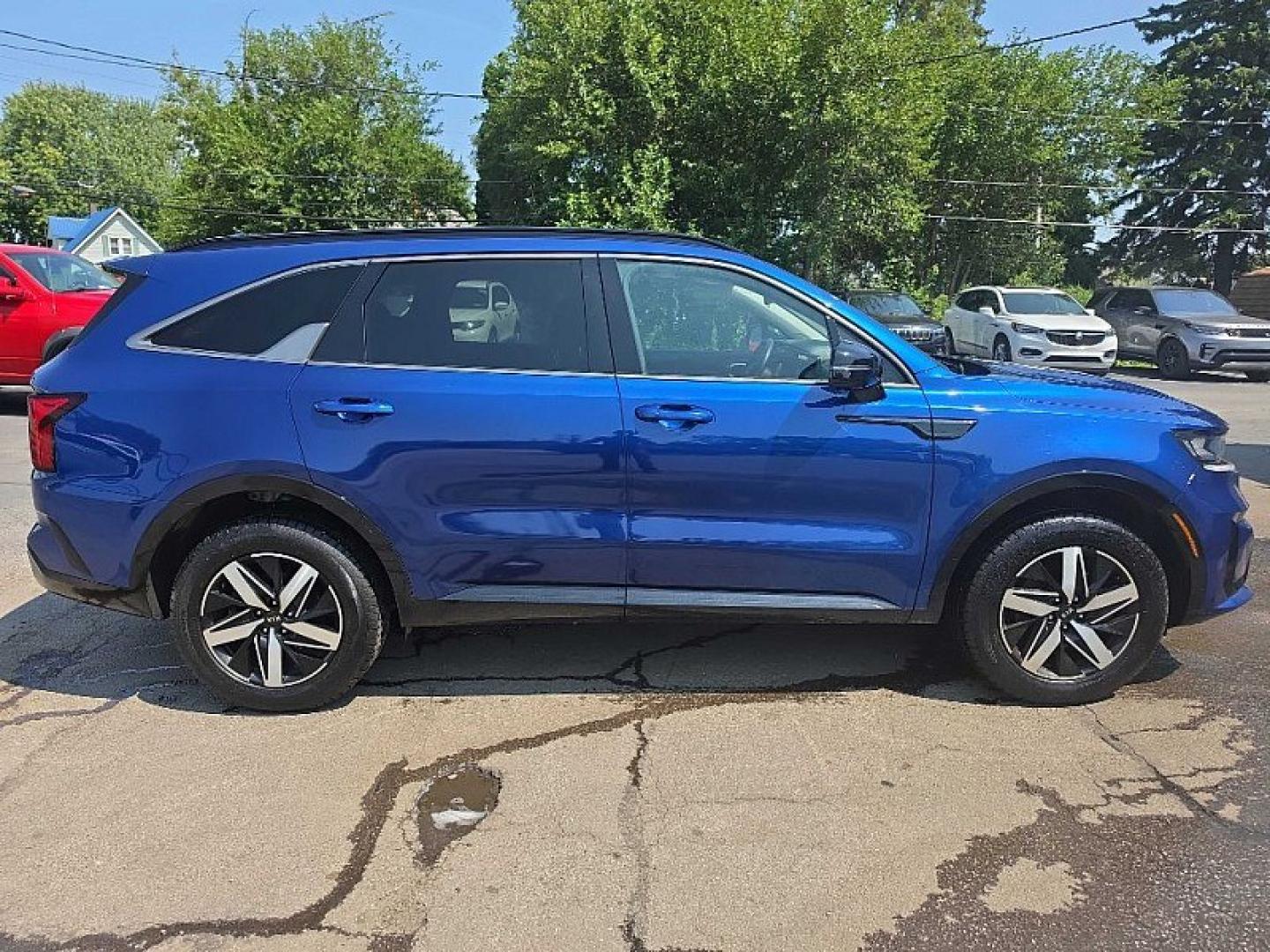 2021 BLUE /BLACK Kia Sorento EX AWD (5XYRHDLF0MG) with an 2.4L L4 DOHC 16V engine, 6A transmission, located at 3304 Woodville Road, Northwood, OH, 43619, (419) 210-8019, 41.612694, -83.480743 - Your #1 Destination for Auto Loans and mdash;No Matter Your Credit!At our dealership, we believe everyone deserves the opportunity to drive their dream car and mdash;whether you have good credit, bad credit, or no credit at all. With a wide selection of hundreds of cars, trucks, and SUVs, you'll fin- Photo#5