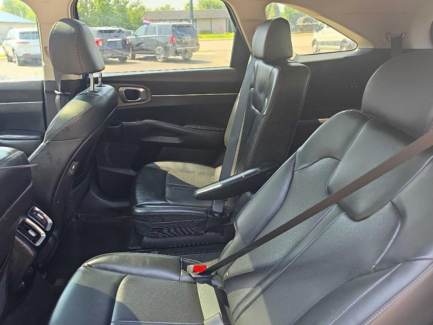 2021 BLUE /BLACK Kia Sorento EX AWD (5XYRHDLF0MG) with an 2.4L L4 DOHC 16V engine, 6A transmission, located at 3304 Woodville Road, Northwood, OH, 43619, (419) 210-8019, 41.612694, -83.480743 - Your #1 Destination for Auto Loans and mdash;No Matter Your Credit!At our dealership, we believe everyone deserves the opportunity to drive their dream car and mdash;whether you have good credit, bad credit, or no credit at all. With a wide selection of hundreds of cars, trucks, and SUVs, you'll fin- Photo#11