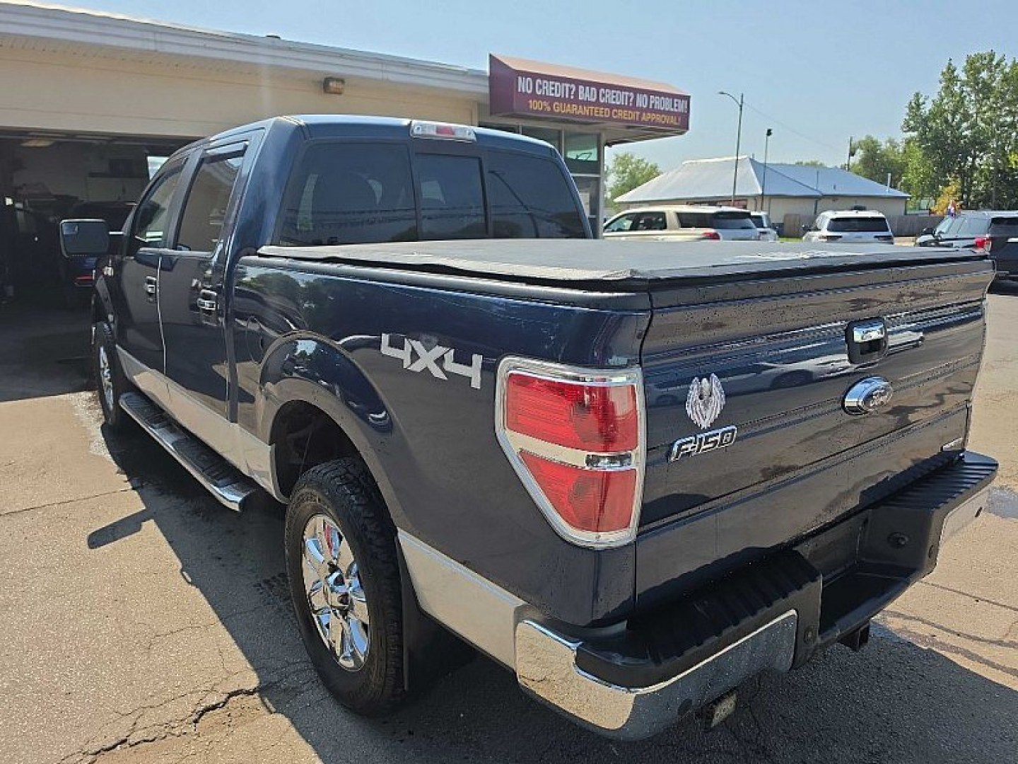 2013 BLUE /GRAY Ford F-150 XLT SuperCrew 6.5-ft. Bed 4WD (1FTFW1EF2DF) with an 5.0L V8 engine, 6-Speed Automatic transmission, located at 3304 Woodville Road, Northwood, OH, 43619, (419) 210-8019, 41.612694, -83.480743 - Your #1 Destination for Auto Loans and mdash;No Matter Your Credit!At our dealership, we believe everyone deserves the opportunity to drive their dream car and mdash;whether you have good credit, bad credit, or no credit at all. With a wide selection of hundreds of cars, trucks, and SUVs, you'll fin- Photo#2