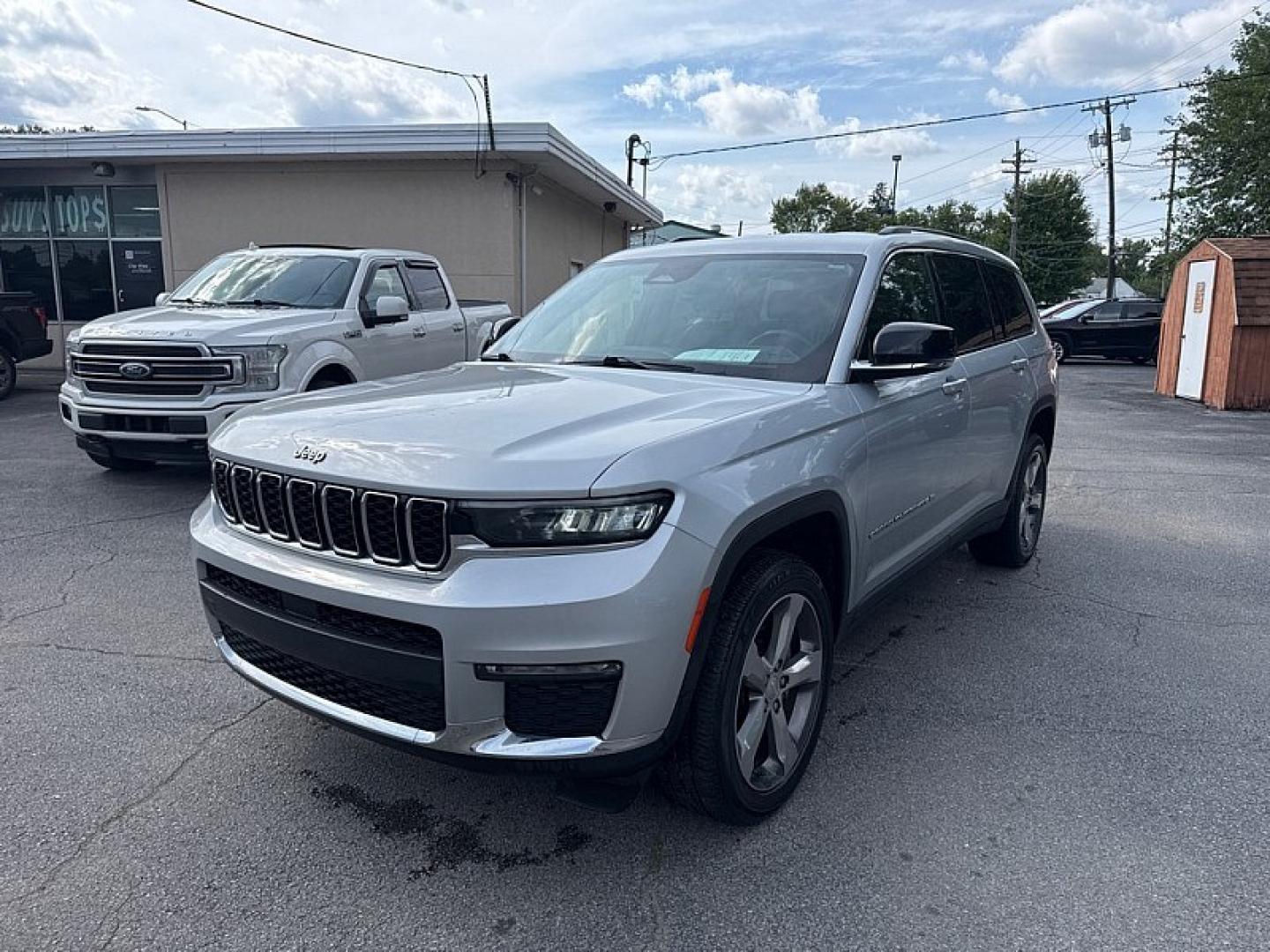 2021 SILVER Jeep Grand Cherokee Limited 4WD (1C4RJKBG8M8) with an 3.6L V6 DOHC 24V engine, 8A transmission, located at 3304 Woodville Road, Northwood, OH, 43619, (419) 210-8019, 41.612694, -83.480743 - Your #1 Destination for Auto Loans and mdash;No Matter Your Credit!At our dealership, we believe everyone deserves the opportunity to drive their dream car and mdash;whether you have good credit, bad credit, or no credit at all. With a wide selection of hundreds of cars, trucks, and SUVs, you'll fin- Photo#0