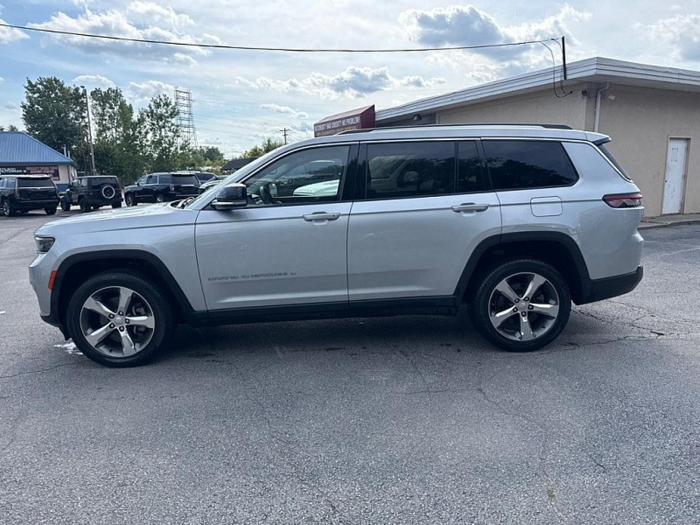 2021 SILVER Jeep Grand Cherokee Limited 4WD (1C4RJKBG8M8) with an 3.6L V6 DOHC 24V engine, 8A transmission, located at 3304 Woodville Road, Northwood, OH, 43619, (419) 210-8019, 41.612694, -83.480743 - Your #1 Destination for Auto Loans and mdash;No Matter Your Credit!At our dealership, we believe everyone deserves the opportunity to drive their dream car and mdash;whether you have good credit, bad credit, or no credit at all. With a wide selection of hundreds of cars, trucks, and SUVs, you'll fin- Photo#1