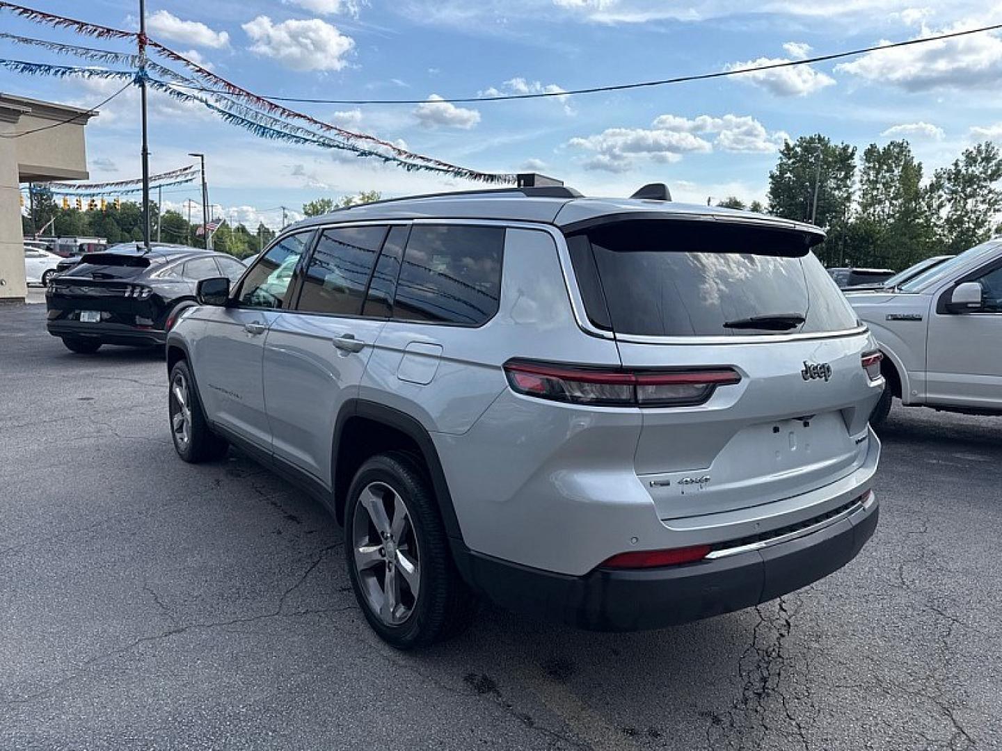 2021 SILVER Jeep Grand Cherokee Limited 4WD (1C4RJKBG8M8) with an 3.6L V6 DOHC 24V engine, 8A transmission, located at 3304 Woodville Road, Northwood, OH, 43619, (419) 210-8019, 41.612694, -83.480743 - Your #1 Destination for Auto Loans and mdash;No Matter Your Credit!At our dealership, we believe everyone deserves the opportunity to drive their dream car and mdash;whether you have good credit, bad credit, or no credit at all. With a wide selection of hundreds of cars, trucks, and SUVs, you'll fin- Photo#2