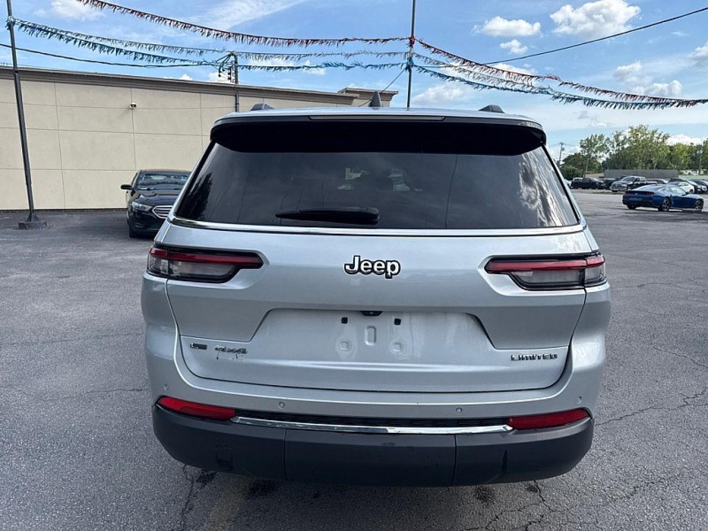 2021 SILVER Jeep Grand Cherokee Limited 4WD (1C4RJKBG8M8) with an 3.6L V6 DOHC 24V engine, 8A transmission, located at 3304 Woodville Road, Northwood, OH, 43619, (419) 210-8019, 41.612694, -83.480743 - Your #1 Destination for Auto Loans and mdash;No Matter Your Credit!At our dealership, we believe everyone deserves the opportunity to drive their dream car and mdash;whether you have good credit, bad credit, or no credit at all. With a wide selection of hundreds of cars, trucks, and SUVs, you'll fin- Photo#3