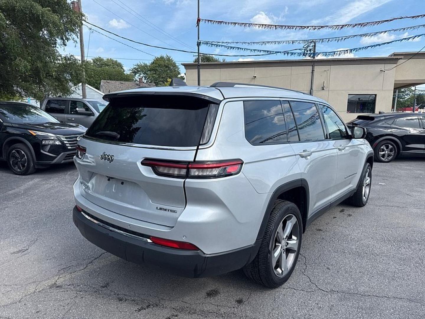 2021 SILVER Jeep Grand Cherokee Limited 4WD (1C4RJKBG8M8) with an 3.6L V6 DOHC 24V engine, 8A transmission, located at 3304 Woodville Road, Northwood, OH, 43619, (419) 210-8019, 41.612694, -83.480743 - Your #1 Destination for Auto Loans and mdash;No Matter Your Credit!At our dealership, we believe everyone deserves the opportunity to drive their dream car and mdash;whether you have good credit, bad credit, or no credit at all. With a wide selection of hundreds of cars, trucks, and SUVs, you'll fin- Photo#4