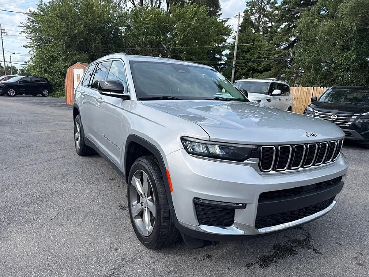 2021 SILVER Jeep Grand Cherokee Limited 4WD (1C4RJKBG8M8) with an 3.6L V6 DOHC 24V engine, 8A transmission, located at 3304 Woodville Road, Northwood, OH, 43619, (419) 210-8019, 41.612694, -83.480743 - Your #1 Destination for Auto Loans and mdash;No Matter Your Credit!At our dealership, we believe everyone deserves the opportunity to drive their dream car and mdash;whether you have good credit, bad credit, or no credit at all. With a wide selection of hundreds of cars, trucks, and SUVs, you'll fin- Photo#6