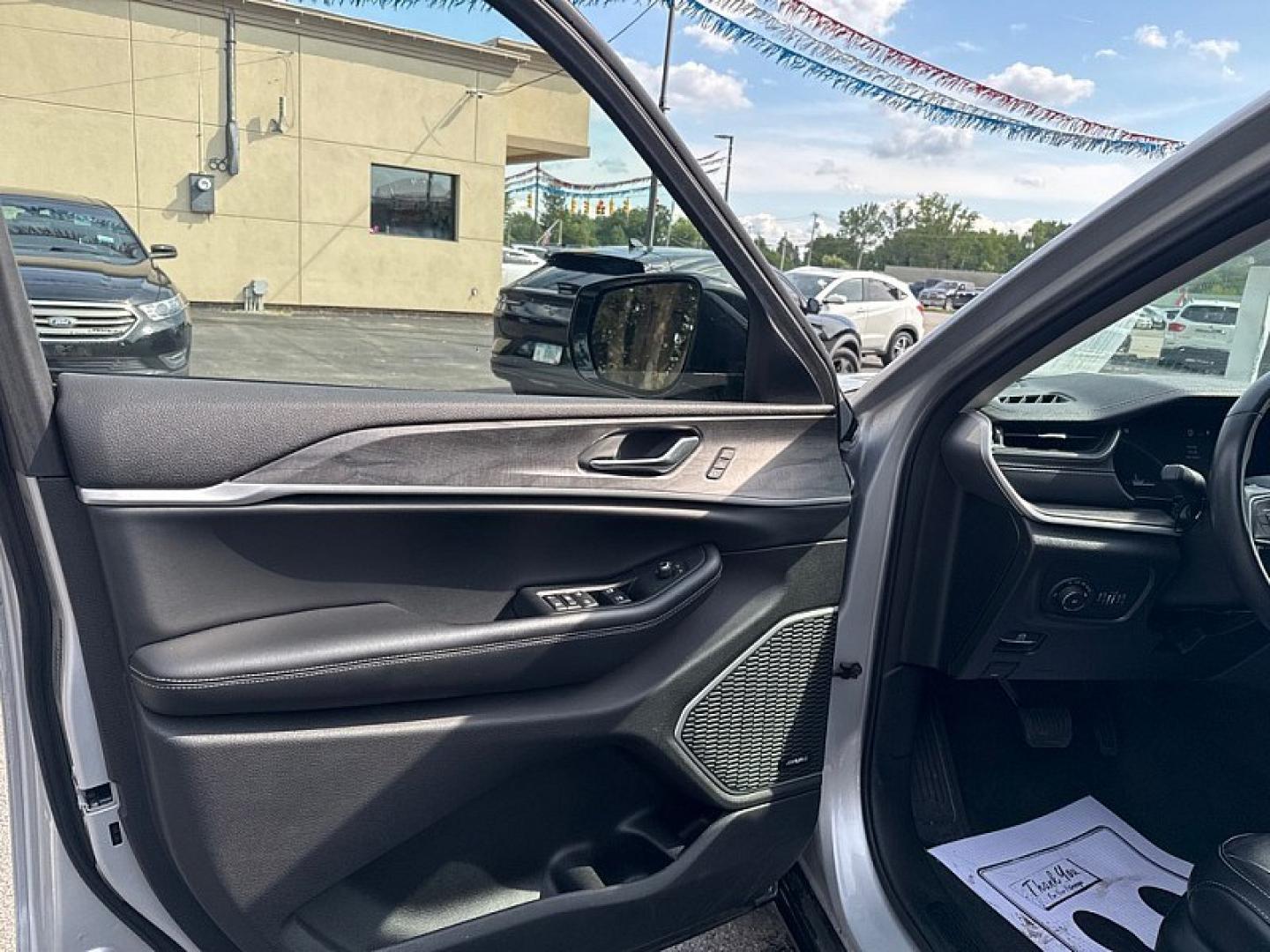 2021 SILVER Jeep Grand Cherokee Limited 4WD (1C4RJKBG8M8) with an 3.6L V6 DOHC 24V engine, 8A transmission, located at 3304 Woodville Road, Northwood, OH, 43619, (419) 210-8019, 41.612694, -83.480743 - Your #1 Destination for Auto Loans and mdash;No Matter Your Credit!At our dealership, we believe everyone deserves the opportunity to drive their dream car and mdash;whether you have good credit, bad credit, or no credit at all. With a wide selection of hundreds of cars, trucks, and SUVs, you'll fin- Photo#8