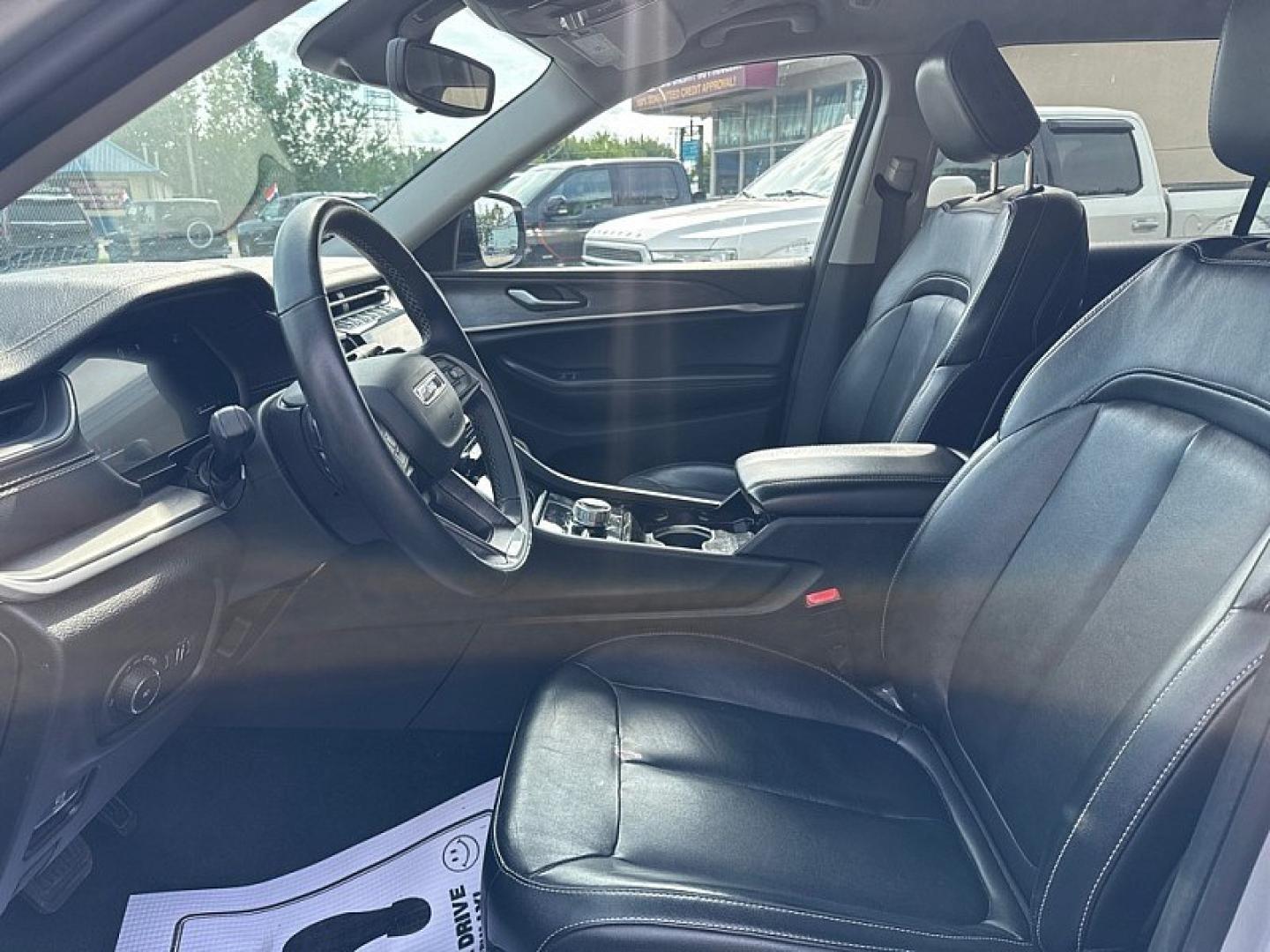2021 SILVER Jeep Grand Cherokee Limited 4WD (1C4RJKBG8M8) with an 3.6L V6 DOHC 24V engine, 8A transmission, located at 3304 Woodville Road, Northwood, OH, 43619, (419) 210-8019, 41.612694, -83.480743 - Your #1 Destination for Auto Loans and mdash;No Matter Your Credit!At our dealership, we believe everyone deserves the opportunity to drive their dream car and mdash;whether you have good credit, bad credit, or no credit at all. With a wide selection of hundreds of cars, trucks, and SUVs, you'll fin- Photo#9