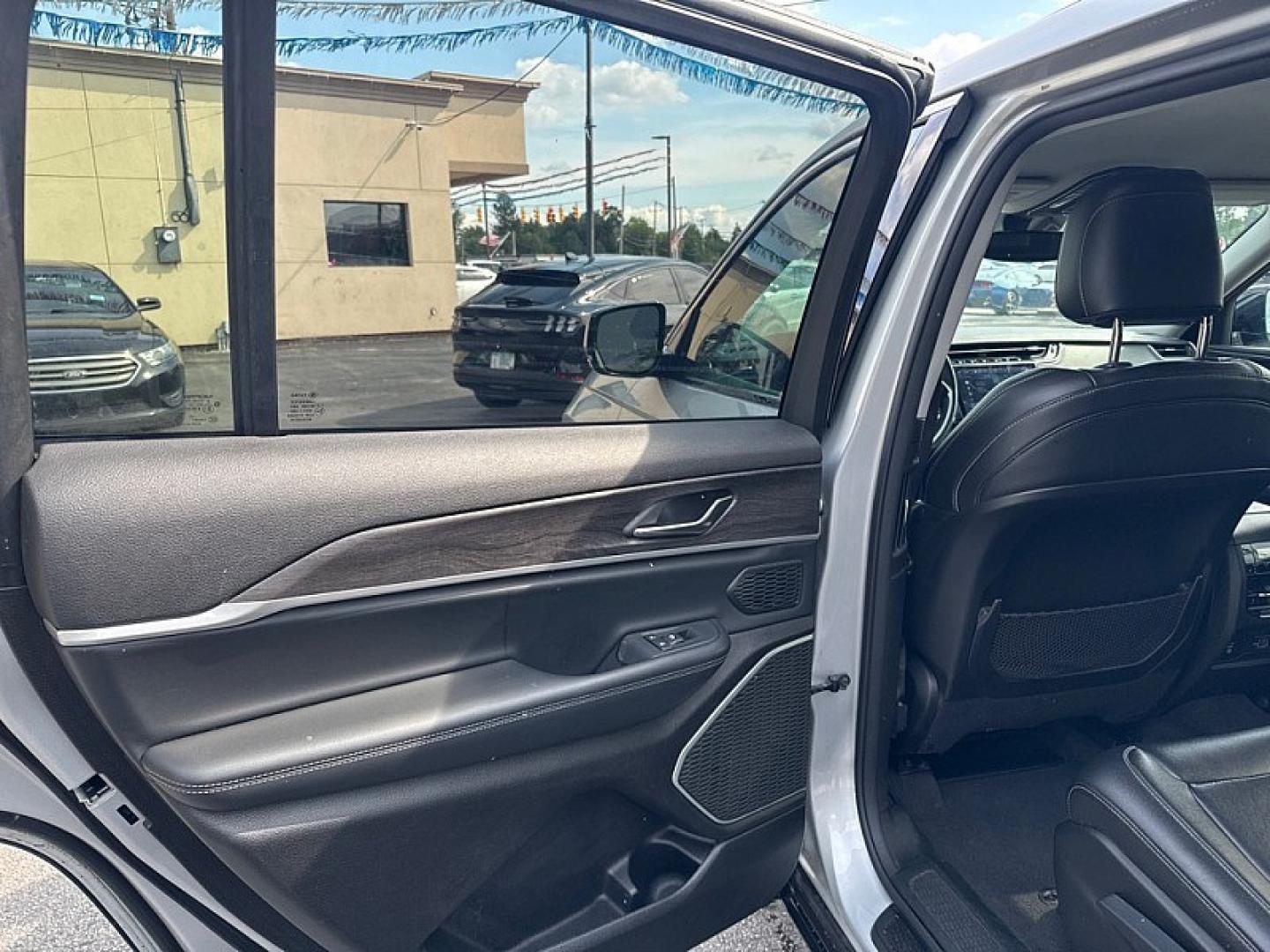 2021 SILVER Jeep Grand Cherokee Limited 4WD (1C4RJKBG8M8) with an 3.6L V6 DOHC 24V engine, 8A transmission, located at 3304 Woodville Road, Northwood, OH, 43619, (419) 210-8019, 41.612694, -83.480743 - Your #1 Destination for Auto Loans and mdash;No Matter Your Credit!At our dealership, we believe everyone deserves the opportunity to drive their dream car and mdash;whether you have good credit, bad credit, or no credit at all. With a wide selection of hundreds of cars, trucks, and SUVs, you'll fin- Photo#10