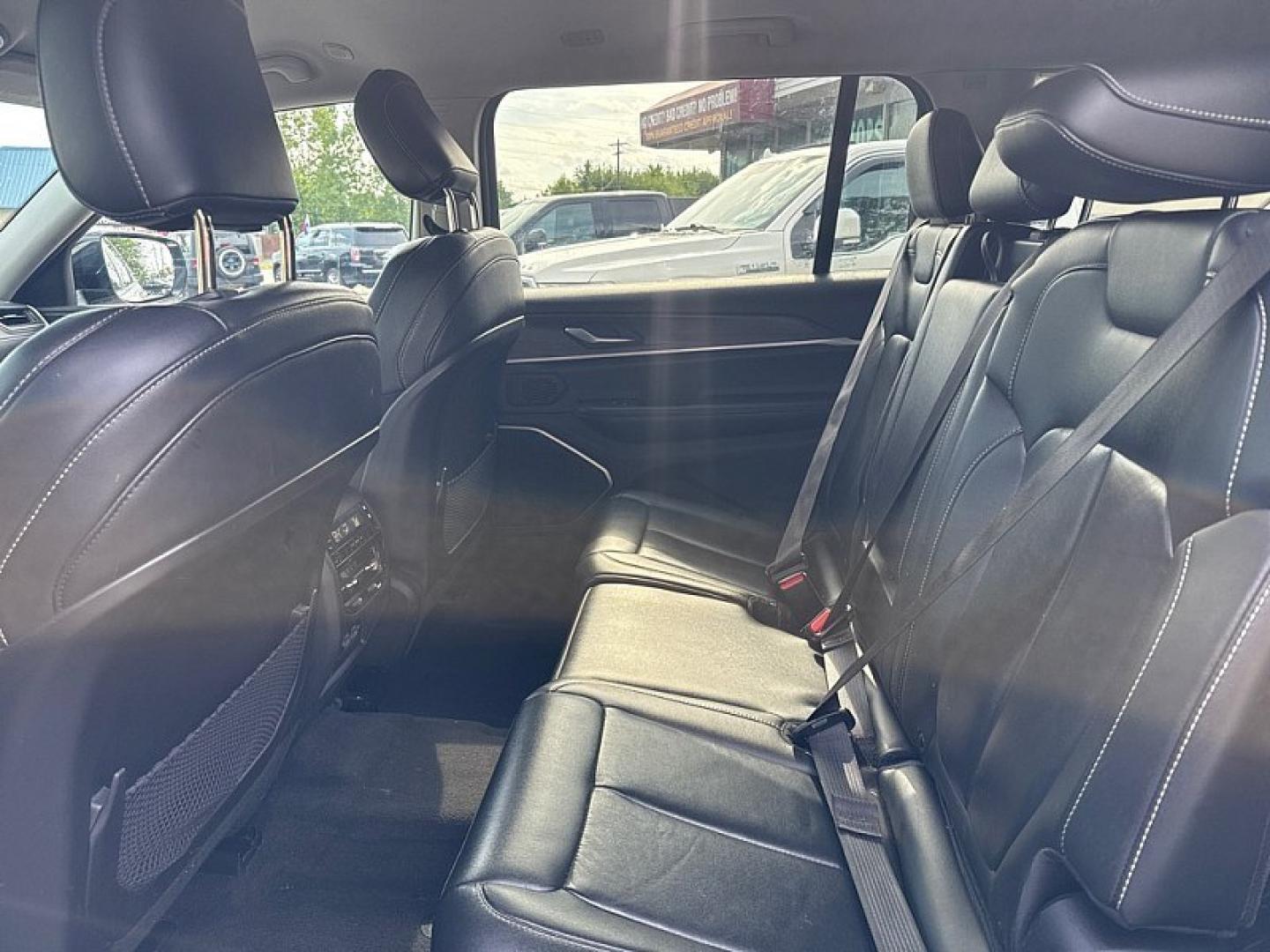 2021 SILVER Jeep Grand Cherokee Limited 4WD (1C4RJKBG8M8) with an 3.6L V6 DOHC 24V engine, 8A transmission, located at 3304 Woodville Road, Northwood, OH, 43619, (419) 210-8019, 41.612694, -83.480743 - Your #1 Destination for Auto Loans and mdash;No Matter Your Credit!At our dealership, we believe everyone deserves the opportunity to drive their dream car and mdash;whether you have good credit, bad credit, or no credit at all. With a wide selection of hundreds of cars, trucks, and SUVs, you'll fin- Photo#11