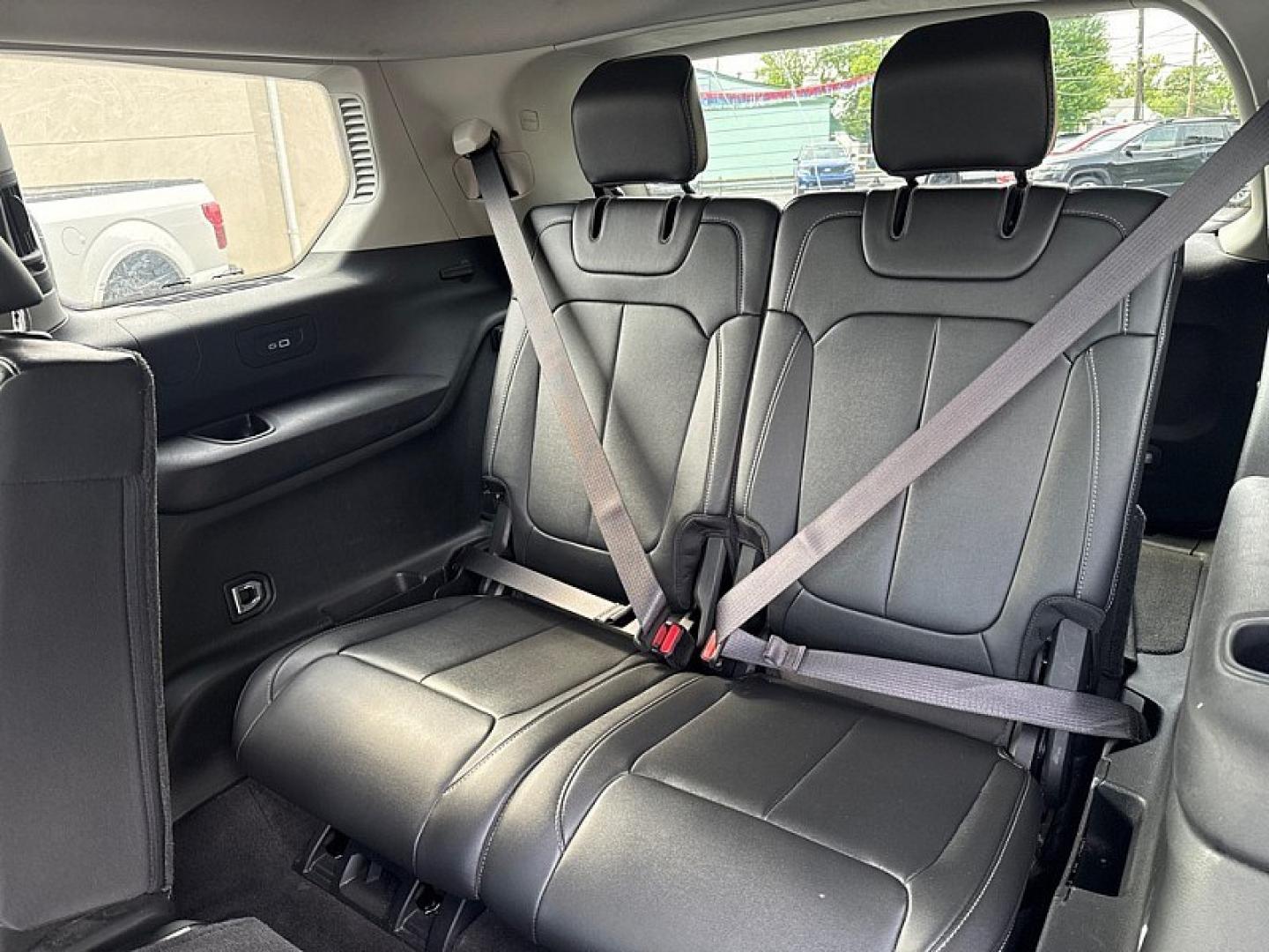 2021 SILVER Jeep Grand Cherokee Limited 4WD (1C4RJKBG8M8) with an 3.6L V6 DOHC 24V engine, 8A transmission, located at 3304 Woodville Road, Northwood, OH, 43619, (419) 210-8019, 41.612694, -83.480743 - Your #1 Destination for Auto Loans and mdash;No Matter Your Credit!At our dealership, we believe everyone deserves the opportunity to drive their dream car and mdash;whether you have good credit, bad credit, or no credit at all. With a wide selection of hundreds of cars, trucks, and SUVs, you'll fin- Photo#12