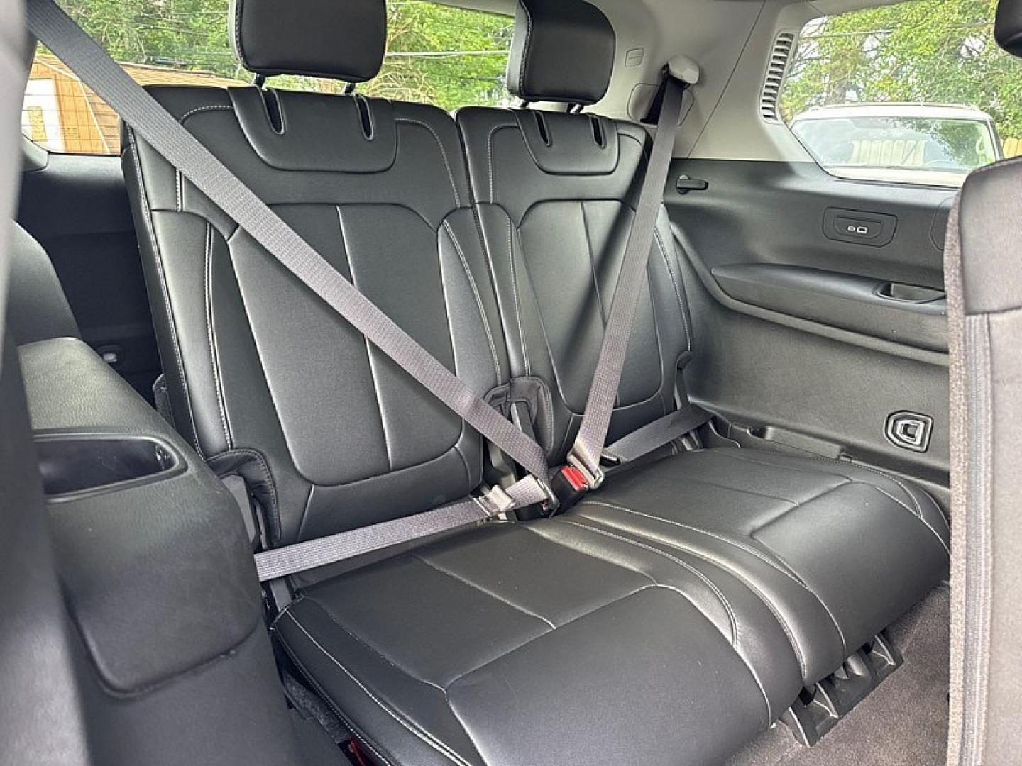 2021 SILVER Jeep Grand Cherokee Limited 4WD (1C4RJKBG8M8) with an 3.6L V6 DOHC 24V engine, 8A transmission, located at 3304 Woodville Road, Northwood, OH, 43619, (419) 210-8019, 41.612694, -83.480743 - Your #1 Destination for Auto Loans and mdash;No Matter Your Credit!At our dealership, we believe everyone deserves the opportunity to drive their dream car and mdash;whether you have good credit, bad credit, or no credit at all. With a wide selection of hundreds of cars, trucks, and SUVs, you'll fin- Photo#16