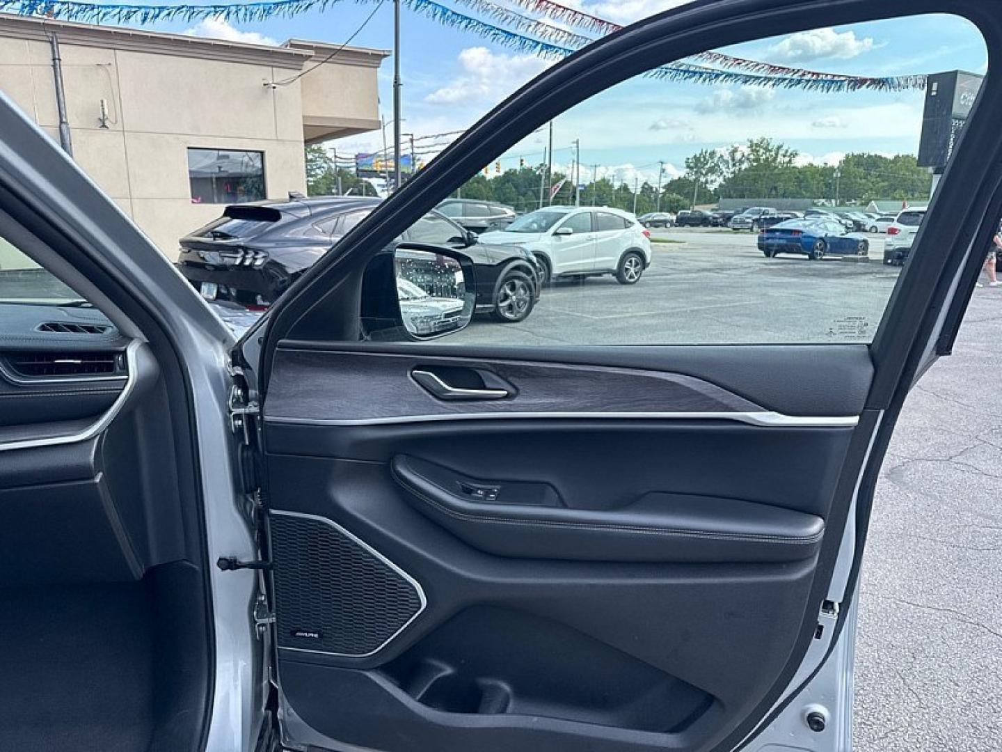 2021 SILVER Jeep Grand Cherokee Limited 4WD (1C4RJKBG8M8) with an 3.6L V6 DOHC 24V engine, 8A transmission, located at 3304 Woodville Road, Northwood, OH, 43619, (419) 210-8019, 41.612694, -83.480743 - Your #1 Destination for Auto Loans and mdash;No Matter Your Credit!At our dealership, we believe everyone deserves the opportunity to drive their dream car and mdash;whether you have good credit, bad credit, or no credit at all. With a wide selection of hundreds of cars, trucks, and SUVs, you'll fin- Photo#17