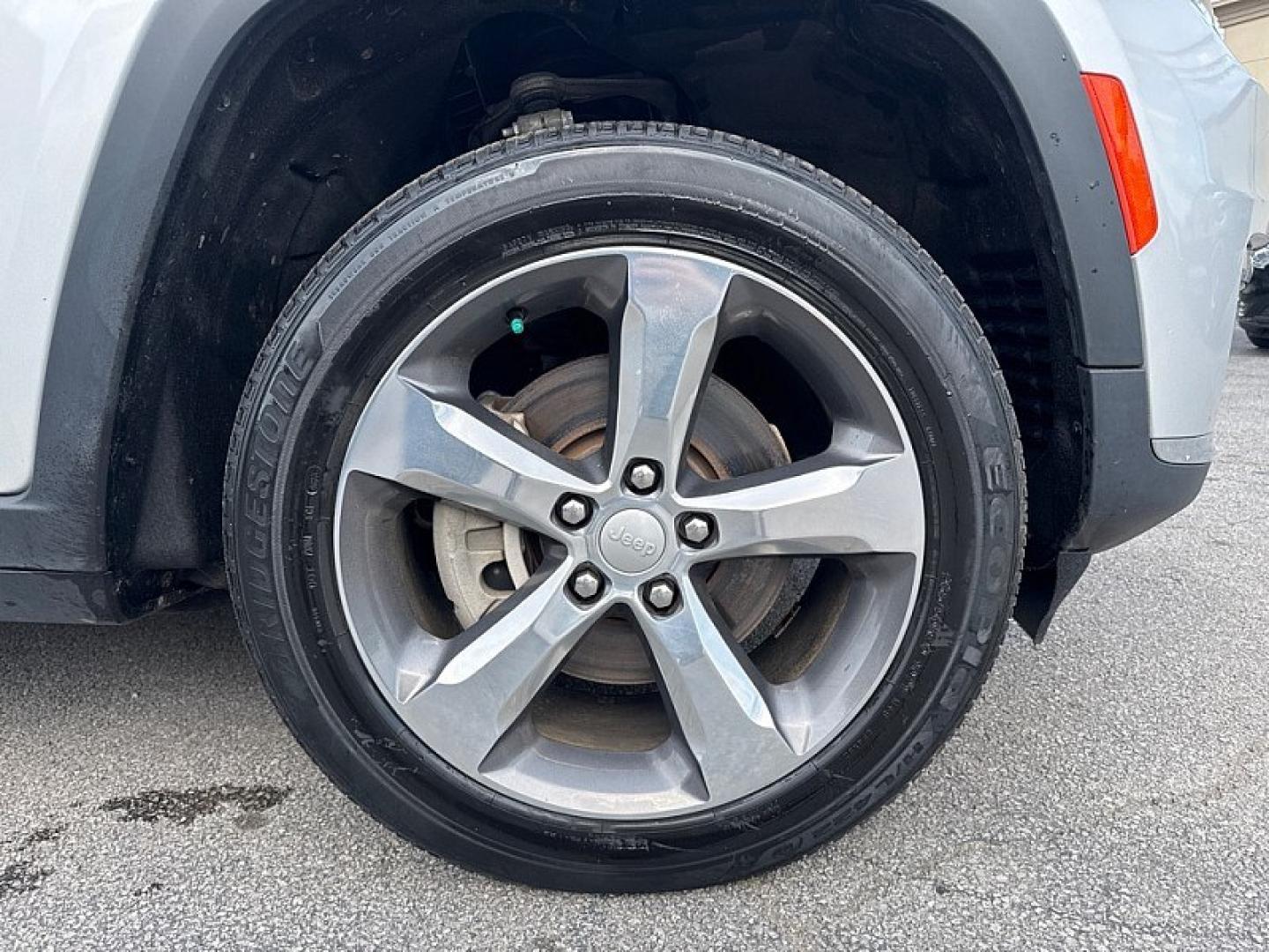 2021 SILVER Jeep Grand Cherokee Limited 4WD (1C4RJKBG8M8) with an 3.6L V6 DOHC 24V engine, 8A transmission, located at 3304 Woodville Road, Northwood, OH, 43619, (419) 210-8019, 41.612694, -83.480743 - Your #1 Destination for Auto Loans and mdash;No Matter Your Credit!At our dealership, we believe everyone deserves the opportunity to drive their dream car and mdash;whether you have good credit, bad credit, or no credit at all. With a wide selection of hundreds of cars, trucks, and SUVs, you'll fin- Photo#19