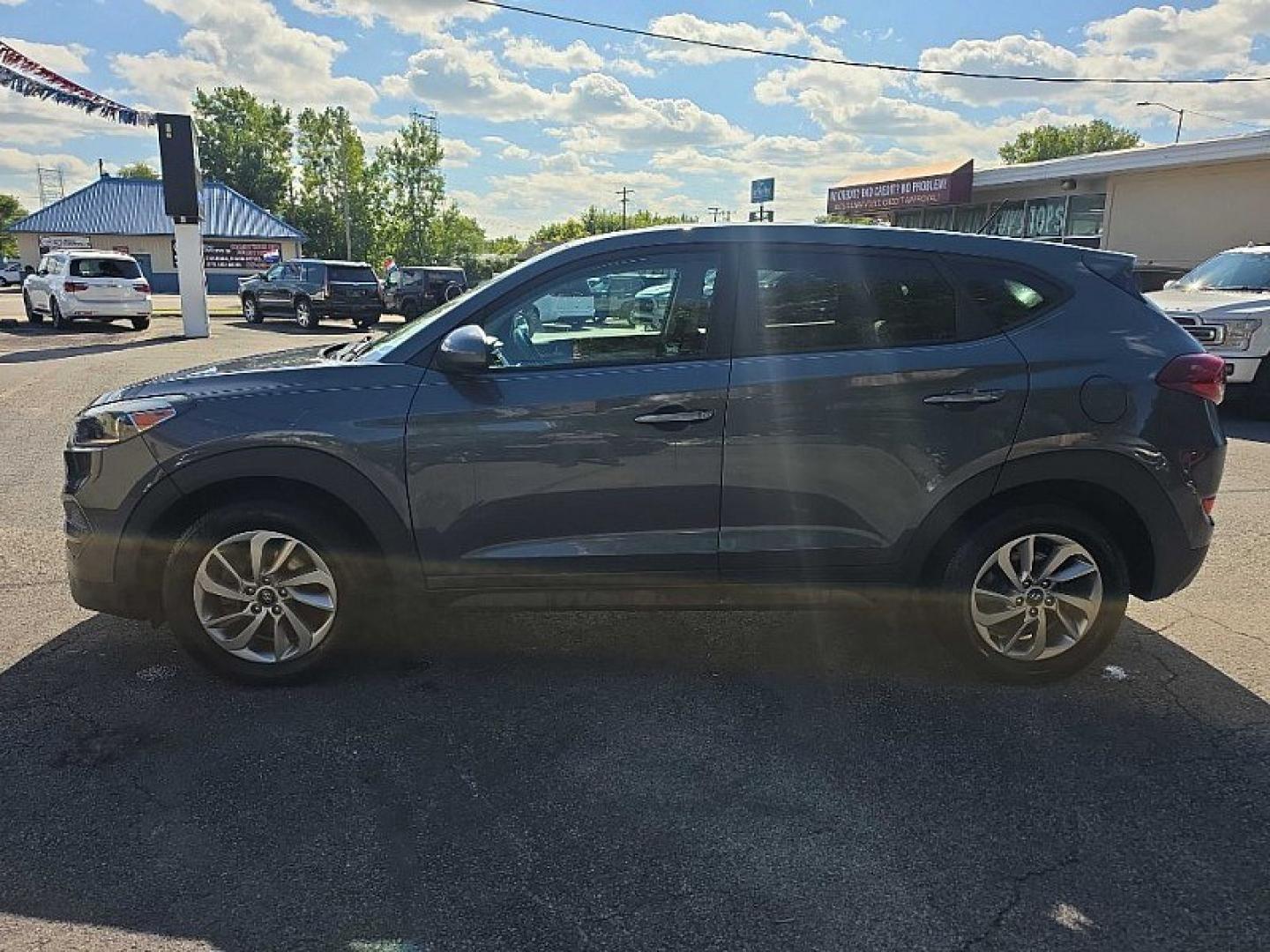 2018 GRAY /GRAY Hyundai Tucson SE AWD (KM8J2CA43JU) with an 2.0L L4 DOHC 16V engine, 6A transmission, located at 3304 Woodville Road, Northwood, OH, 43619, (419) 210-8019, 41.612694, -83.480743 - Your #1 Destination for Auto Loans and mdash;No Matter Your Credit!At our dealership, we believe everyone deserves the opportunity to drive their dream car and mdash;whether you have good credit, bad credit, or no credit at all. With a wide selection of hundreds of cars, trucks, and SUVs, you'll fin- Photo#1