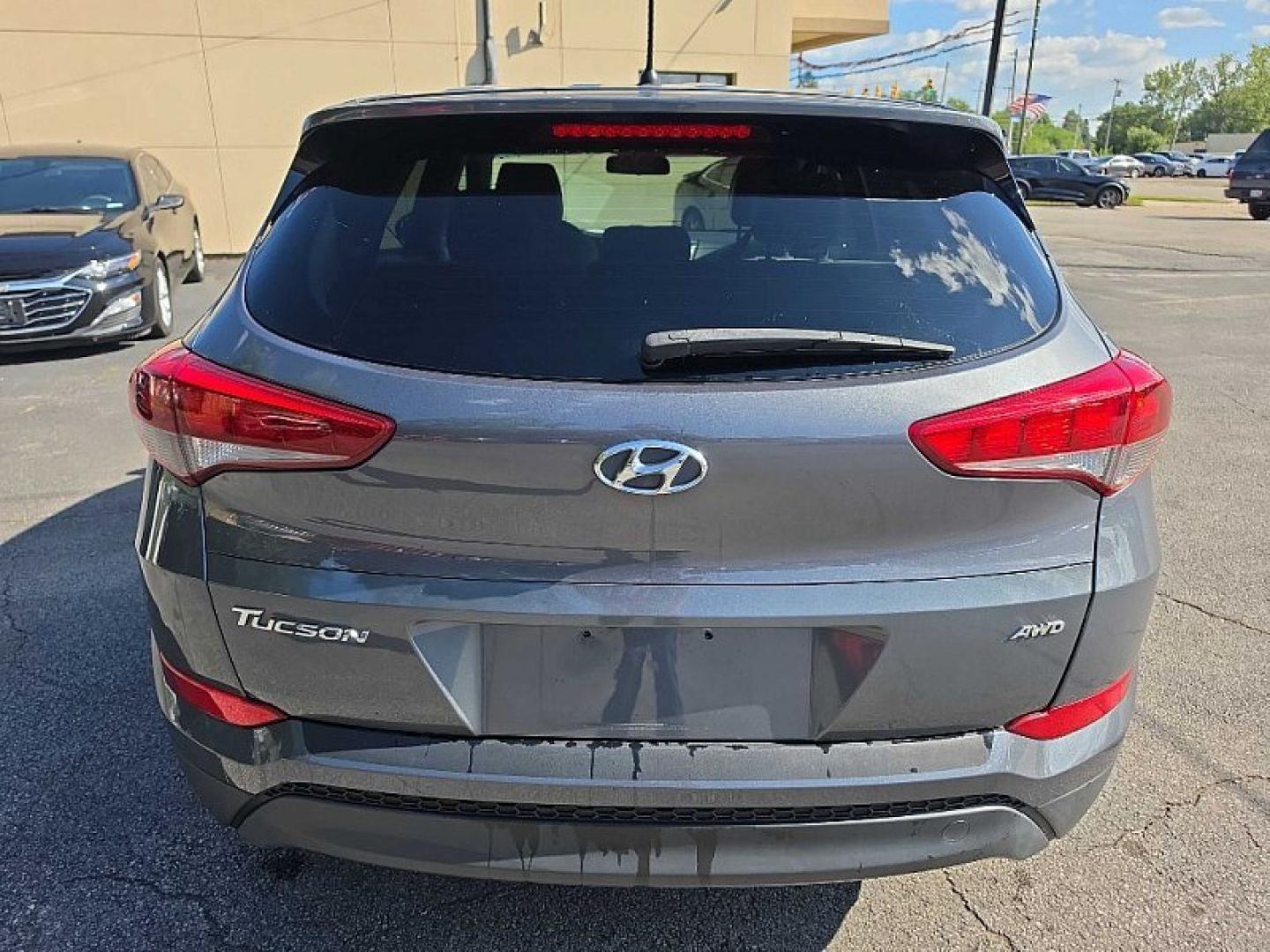 2018 GRAY /GRAY Hyundai Tucson SE AWD (KM8J2CA43JU) with an 2.0L L4 DOHC 16V engine, 6A transmission, located at 3304 Woodville Road, Northwood, OH, 43619, (419) 210-8019, 41.612694, -83.480743 - Your #1 Destination for Auto Loans and mdash;No Matter Your Credit!At our dealership, we believe everyone deserves the opportunity to drive their dream car and mdash;whether you have good credit, bad credit, or no credit at all. With a wide selection of hundreds of cars, trucks, and SUVs, you'll fin- Photo#3