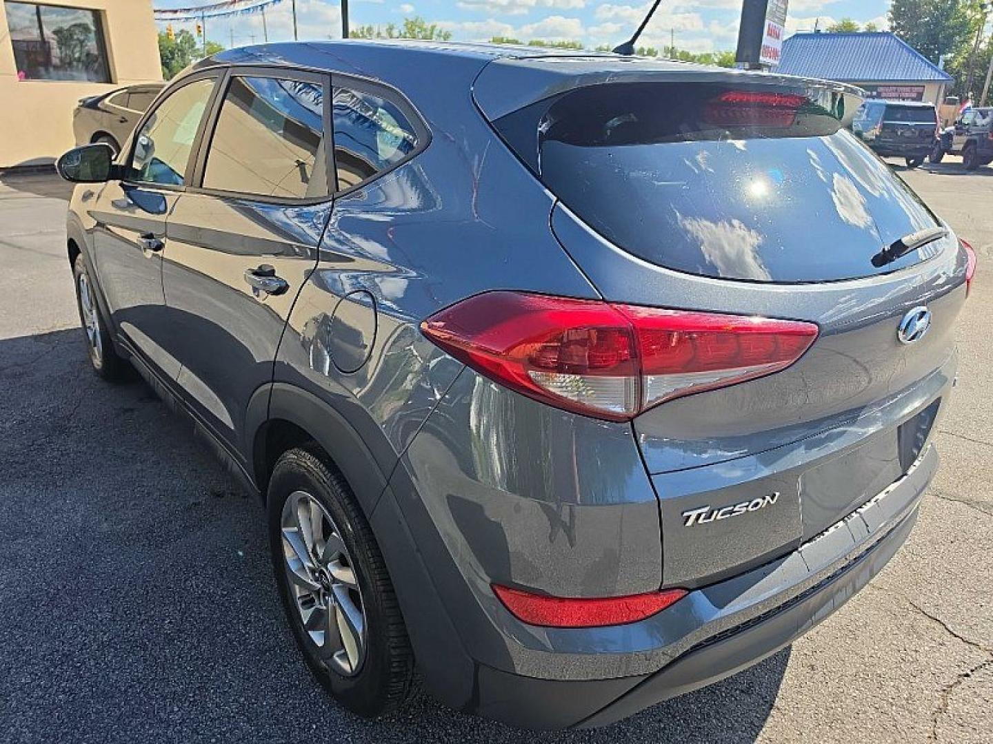 2018 GRAY /GRAY Hyundai Tucson SE AWD (KM8J2CA43JU) with an 2.0L L4 DOHC 16V engine, 6A transmission, located at 3304 Woodville Road, Northwood, OH, 43619, (419) 210-8019, 41.612694, -83.480743 - Your #1 Destination for Auto Loans and mdash;No Matter Your Credit!At our dealership, we believe everyone deserves the opportunity to drive their dream car and mdash;whether you have good credit, bad credit, or no credit at all. With a wide selection of hundreds of cars, trucks, and SUVs, you'll fin- Photo#2