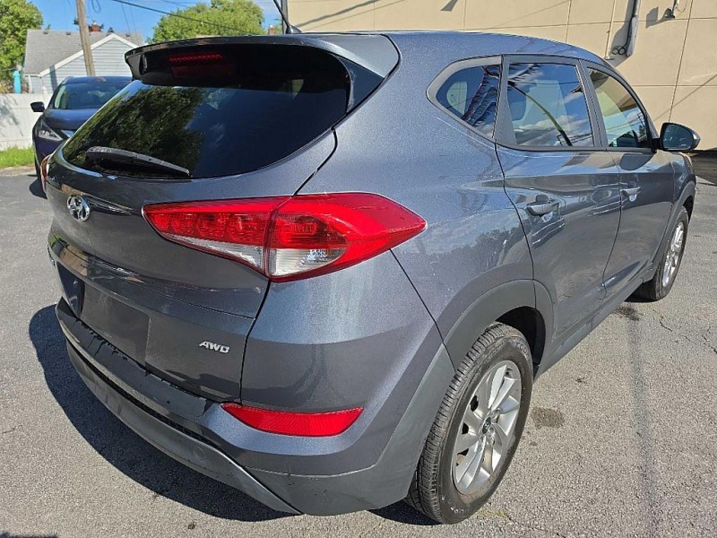 2018 GRAY /GRAY Hyundai Tucson SE AWD (KM8J2CA43JU) with an 2.0L L4 DOHC 16V engine, 6A transmission, located at 3304 Woodville Road, Northwood, OH, 43619, (419) 210-8019, 41.612694, -83.480743 - Your #1 Destination for Auto Loans and mdash;No Matter Your Credit!At our dealership, we believe everyone deserves the opportunity to drive their dream car and mdash;whether you have good credit, bad credit, or no credit at all. With a wide selection of hundreds of cars, trucks, and SUVs, you'll fin- Photo#4