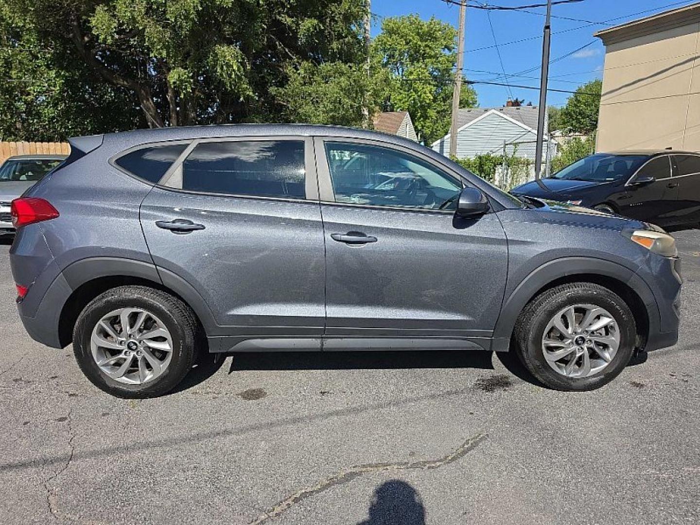 2018 GRAY /GRAY Hyundai Tucson SE AWD (KM8J2CA43JU) with an 2.0L L4 DOHC 16V engine, 6A transmission, located at 3304 Woodville Road, Northwood, OH, 43619, (419) 210-8019, 41.612694, -83.480743 - Your #1 Destination for Auto Loans and mdash;No Matter Your Credit!At our dealership, we believe everyone deserves the opportunity to drive their dream car and mdash;whether you have good credit, bad credit, or no credit at all. With a wide selection of hundreds of cars, trucks, and SUVs, you'll fin- Photo#5