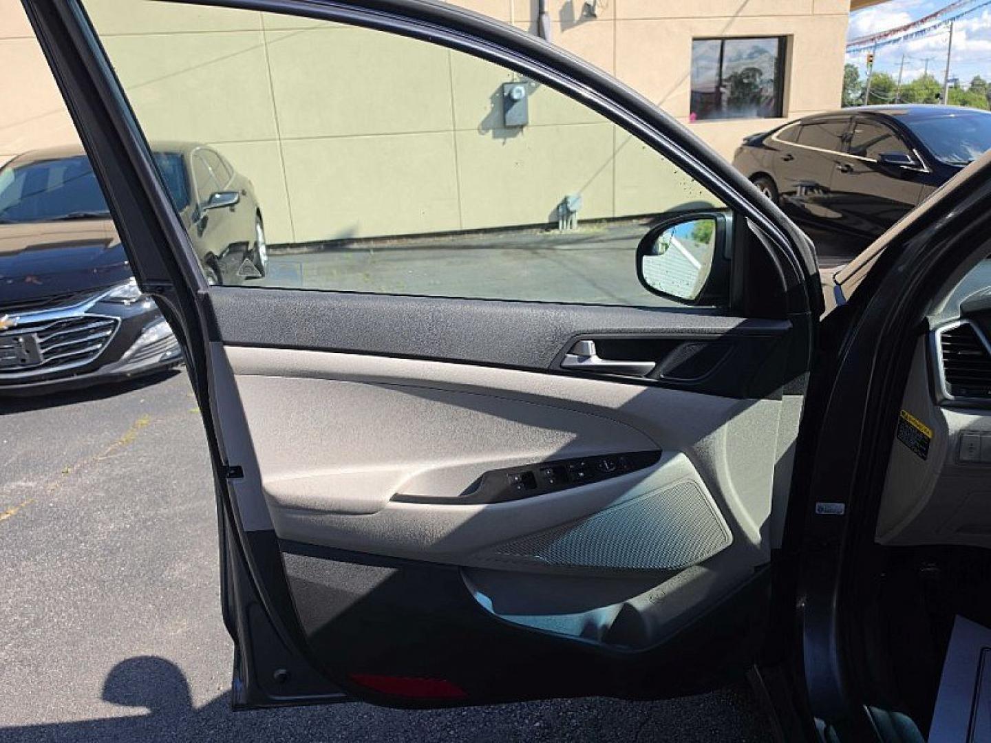 2018 GRAY /GRAY Hyundai Tucson SE AWD (KM8J2CA43JU) with an 2.0L L4 DOHC 16V engine, 6A transmission, located at 3304 Woodville Road, Northwood, OH, 43619, (419) 210-8019, 41.612694, -83.480743 - Your #1 Destination for Auto Loans and mdash;No Matter Your Credit!At our dealership, we believe everyone deserves the opportunity to drive their dream car and mdash;whether you have good credit, bad credit, or no credit at all. With a wide selection of hundreds of cars, trucks, and SUVs, you'll fin- Photo#8