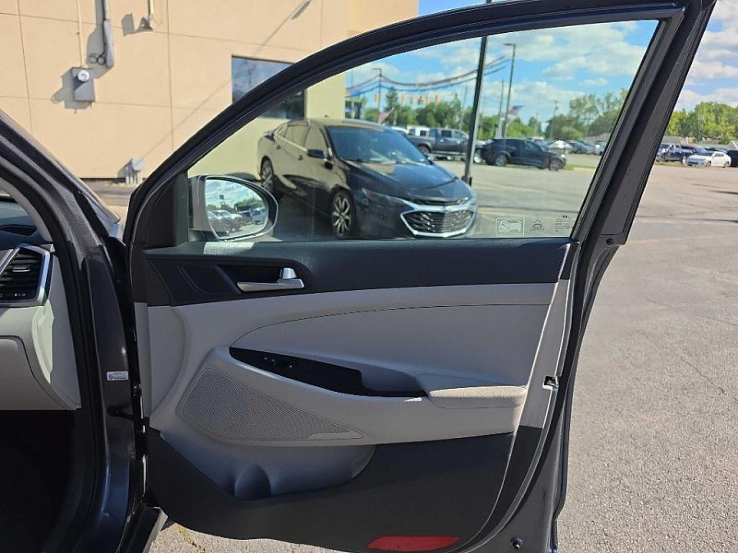 2018 GRAY /GRAY Hyundai Tucson SE AWD (KM8J2CA43JU) with an 2.0L L4 DOHC 16V engine, 6A transmission, located at 3304 Woodville Road, Northwood, OH, 43619, (419) 210-8019, 41.612694, -83.480743 - Your #1 Destination for Auto Loans and mdash;No Matter Your Credit!At our dealership, we believe everyone deserves the opportunity to drive their dream car and mdash;whether you have good credit, bad credit, or no credit at all. With a wide selection of hundreds of cars, trucks, and SUVs, you'll fin- Photo#15