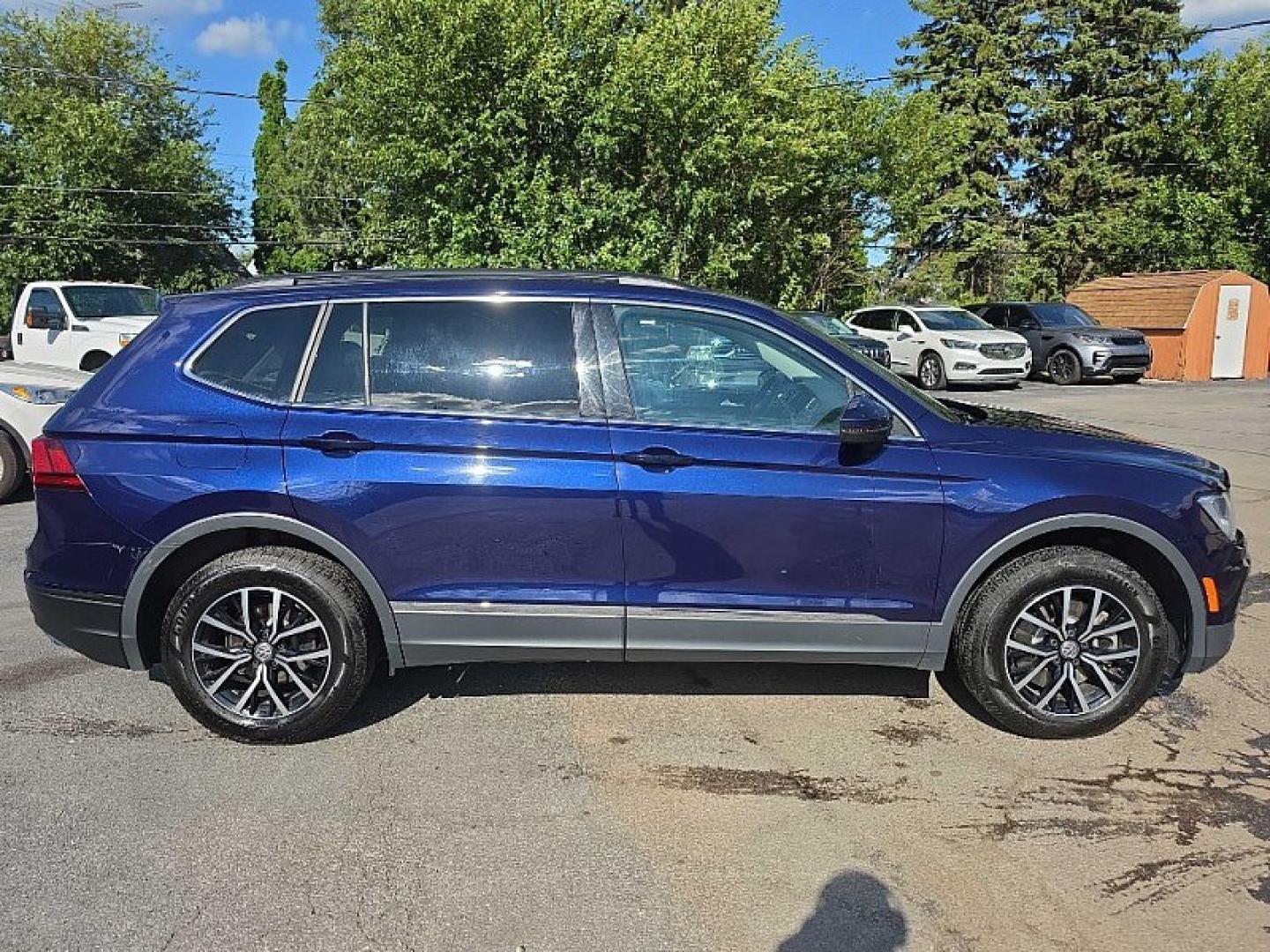 2021 BLUE /PUSHB Volkswagen Tiguan SE 4Motion AWD (3VV2B7AX0MM) with an 2.0L L4 DOHC 16V TURBO engine, 8A transmission, located at 3304 Woodville Road, Northwood, OH, 43619, (419) 210-8019, 41.612694, -83.480743 - Your #1 Destination for Auto Loans and mdash;No Matter Your Credit!At our dealership, we believe everyone deserves the opportunity to drive their dream car and mdash;whether you have good credit, bad credit, or no credit at all. With a wide selection of hundreds of cars, trucks, and SUVs, you'll fin- Photo#5