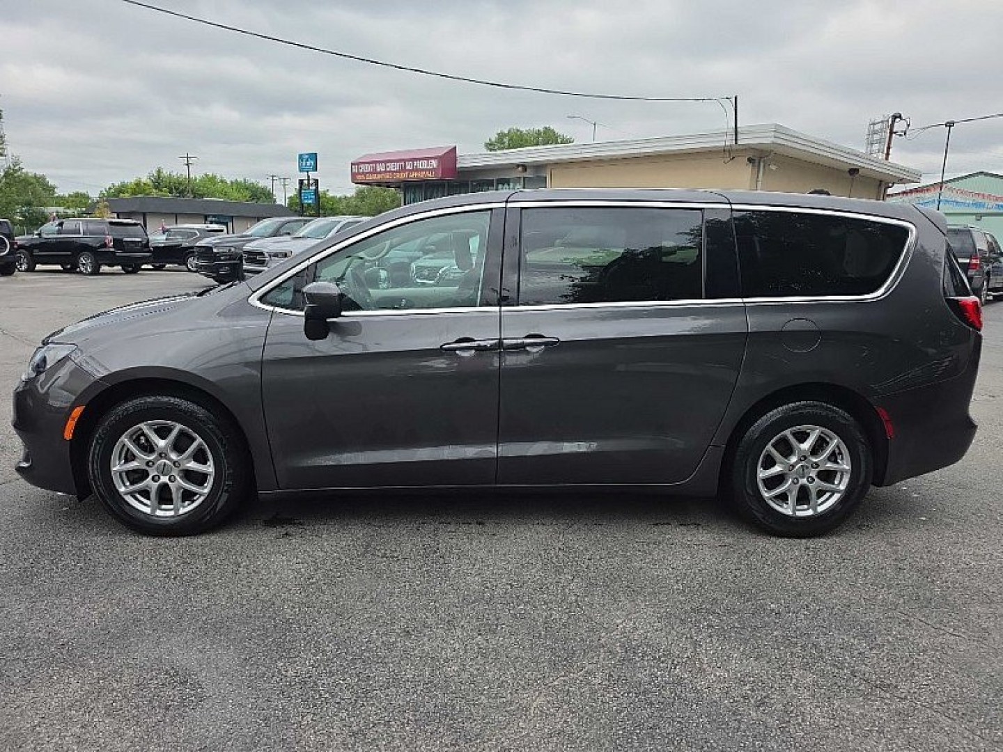 2022 GRAY /BLACK Chrysler Voyager LX (2C4RC1CG0NR) with an 3.6L V6 DOHC 24V engine, 9A transmission, located at 3304 Woodville Road, Northwood, OH, 43619, (419) 210-8019, 41.612694, -83.480743 - Your #1 Destination for Auto Loans and mdash;No Matter Your Credit!At our dealership, we believe everyone deserves the opportunity to drive their dream car and mdash;whether you have good credit, bad credit, or no credit at all. With a wide selection of hundreds of cars, trucks, and SUVs, you'll fin- Photo#2