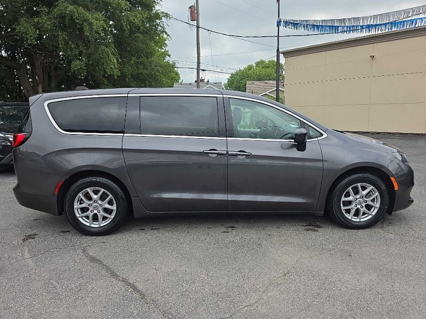 2022 GRAY /BLACK Chrysler Voyager LX (2C4RC1CG0NR) with an 3.6L V6 DOHC 24V engine, 9A transmission, located at 3304 Woodville Road, Northwood, OH, 43619, (419) 210-8019, 41.612694, -83.480743 - Your #1 Destination for Auto Loans and mdash;No Matter Your Credit!At our dealership, we believe everyone deserves the opportunity to drive their dream car and mdash;whether you have good credit, bad credit, or no credit at all. With a wide selection of hundreds of cars, trucks, and SUVs, you'll fin- Photo#4