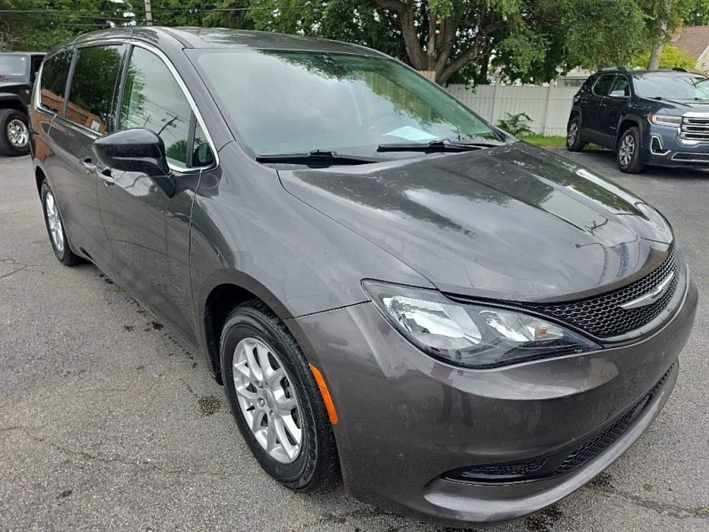 2022 GRAY /BLACK Chrysler Voyager LX (2C4RC1CG0NR) with an 3.6L V6 DOHC 24V engine, 9A transmission, located at 3304 Woodville Road, Northwood, OH, 43619, (419) 210-8019, 41.612694, -83.480743 - Your #1 Destination for Auto Loans and mdash;No Matter Your Credit!At our dealership, we believe everyone deserves the opportunity to drive their dream car and mdash;whether you have good credit, bad credit, or no credit at all. With a wide selection of hundreds of cars, trucks, and SUVs, you'll fin- Photo#5
