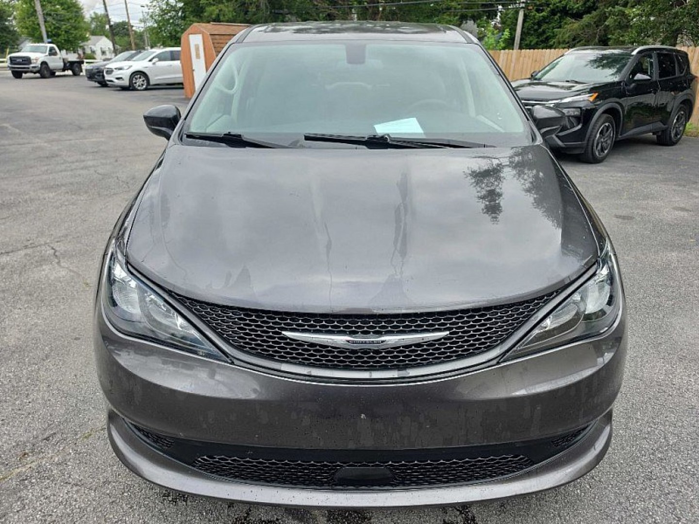2022 GRAY /BLACK Chrysler Voyager LX (2C4RC1CG0NR) with an 3.6L V6 DOHC 24V engine, 9A transmission, located at 3304 Woodville Road, Northwood, OH, 43619, (419) 210-8019, 41.612694, -83.480743 - Your #1 Destination for Auto Loans and mdash;No Matter Your Credit!At our dealership, we believe everyone deserves the opportunity to drive their dream car and mdash;whether you have good credit, bad credit, or no credit at all. With a wide selection of hundreds of cars, trucks, and SUVs, you'll fin- Photo#6